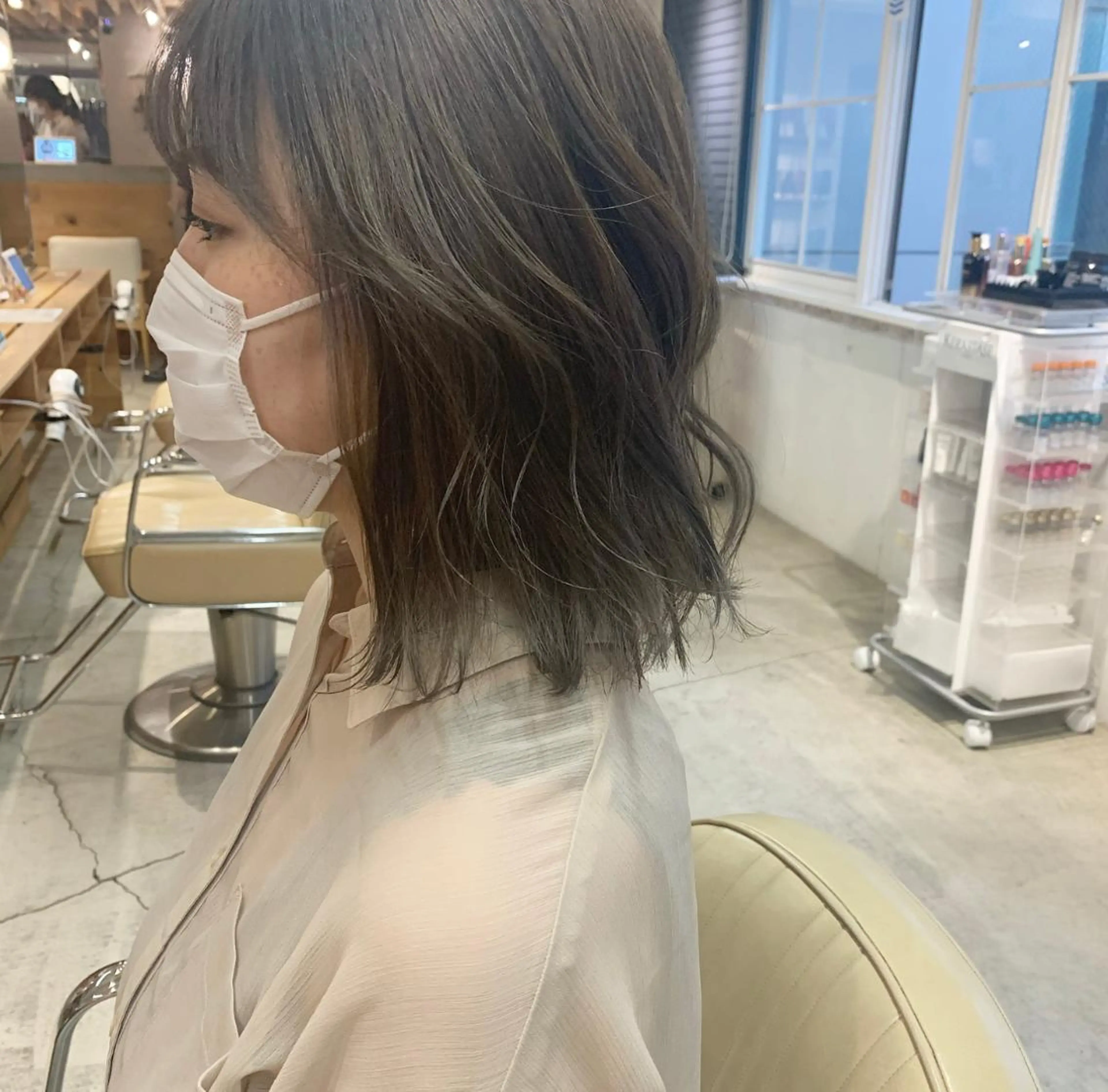 ミディアム カラー グレージュ オリーブグレージュ オリーブグレー iLi 《イリ》のヘアスタイル