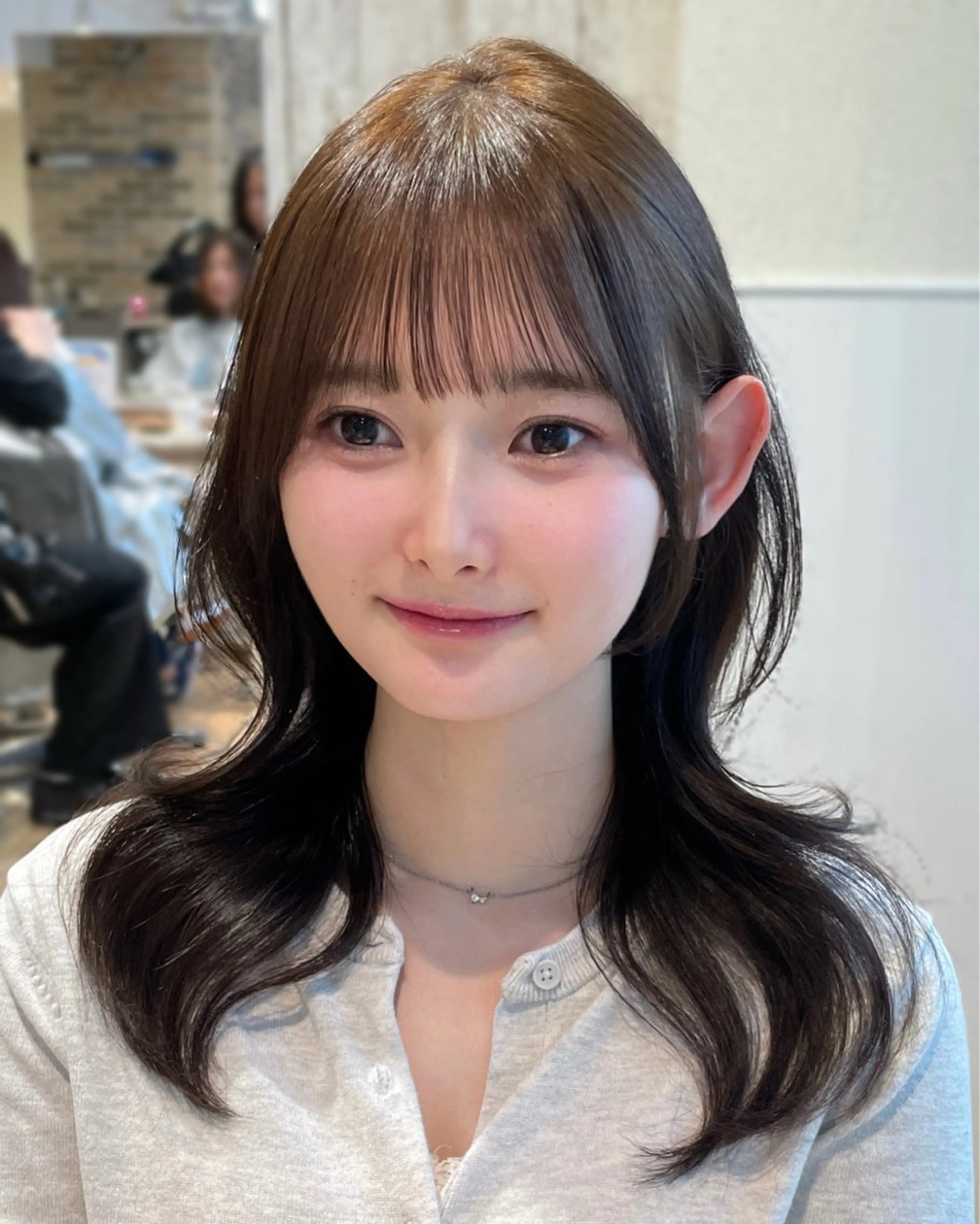 セミロング カット ヘアカラー トリートメント 表参道小顔カット前髪 割れ改善クロスパーマのヘアスタイル