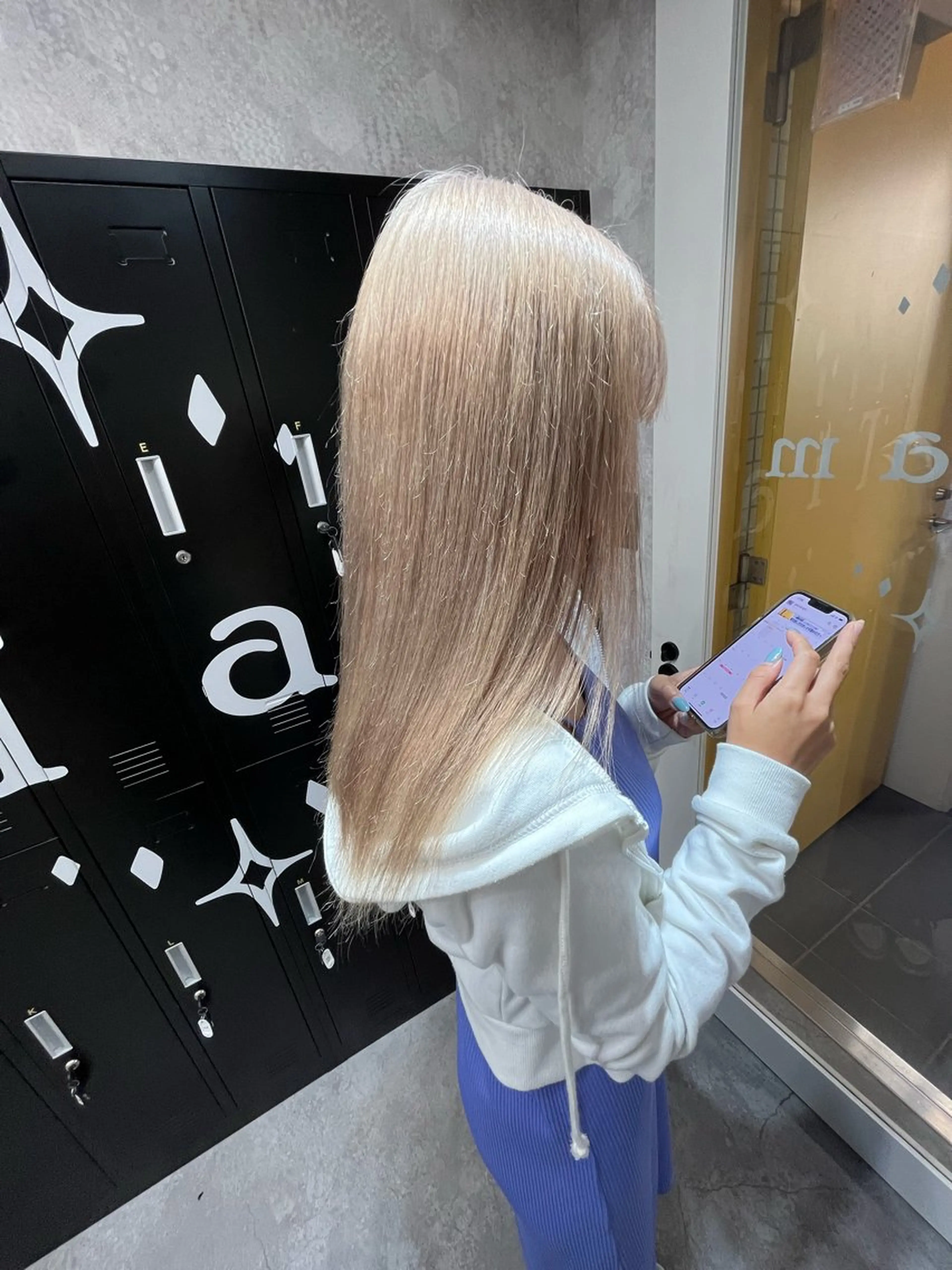 セミロング カラー アッシュ アッシュグレー ベージュカラー ブリーチ ブロンド 【美髪ハイトーン】 髪質改善/大和🎀のヘアスタイル