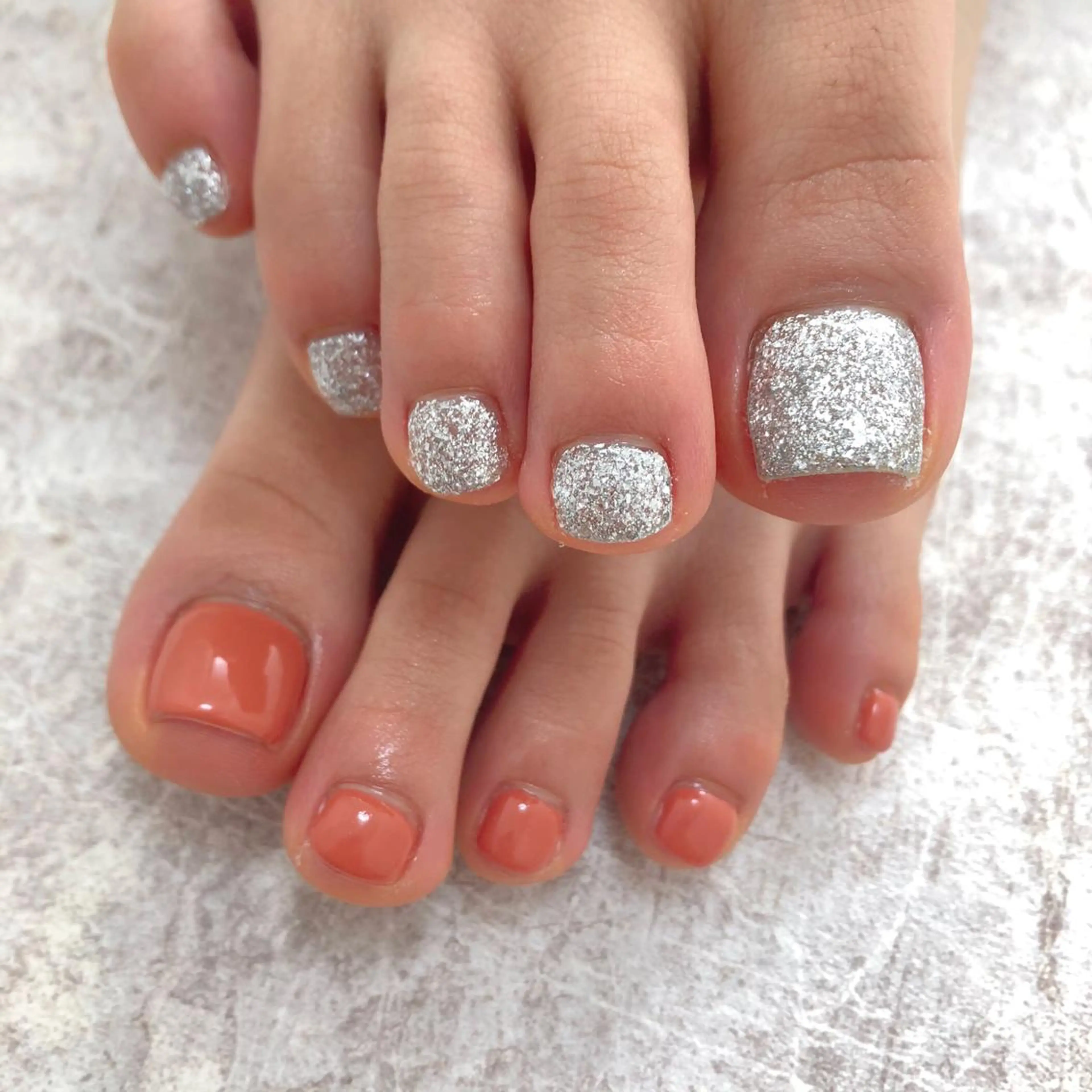 ネイル フットネイル オレンジ シルバー フットネイル mogunail &blowのネイルデザイン