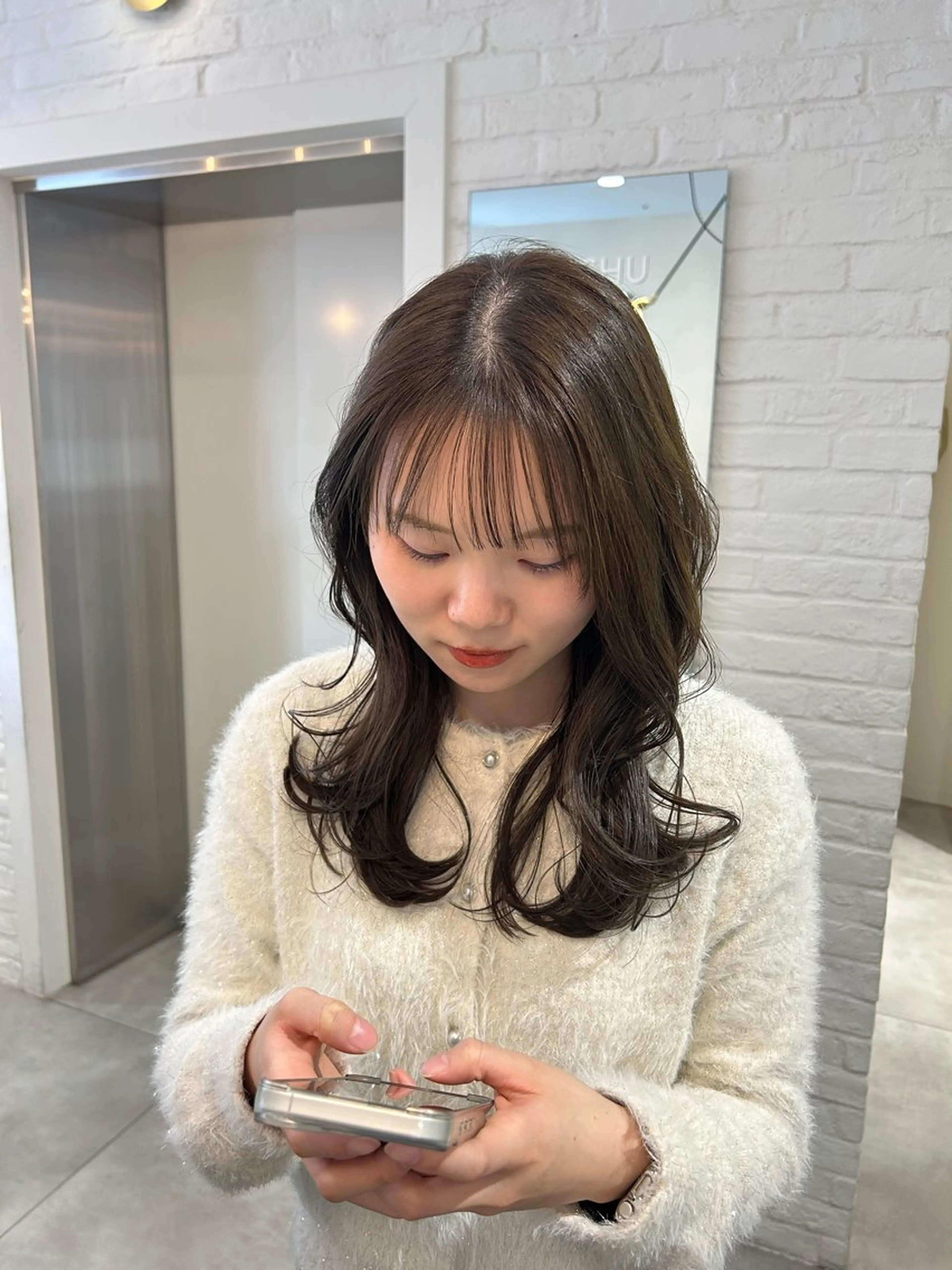 セミロング カラー ベージュカラー オリーブベージュ カット ヘアカラー オリーブベージュ/ ブリーチなし透明感のヘアスタイル