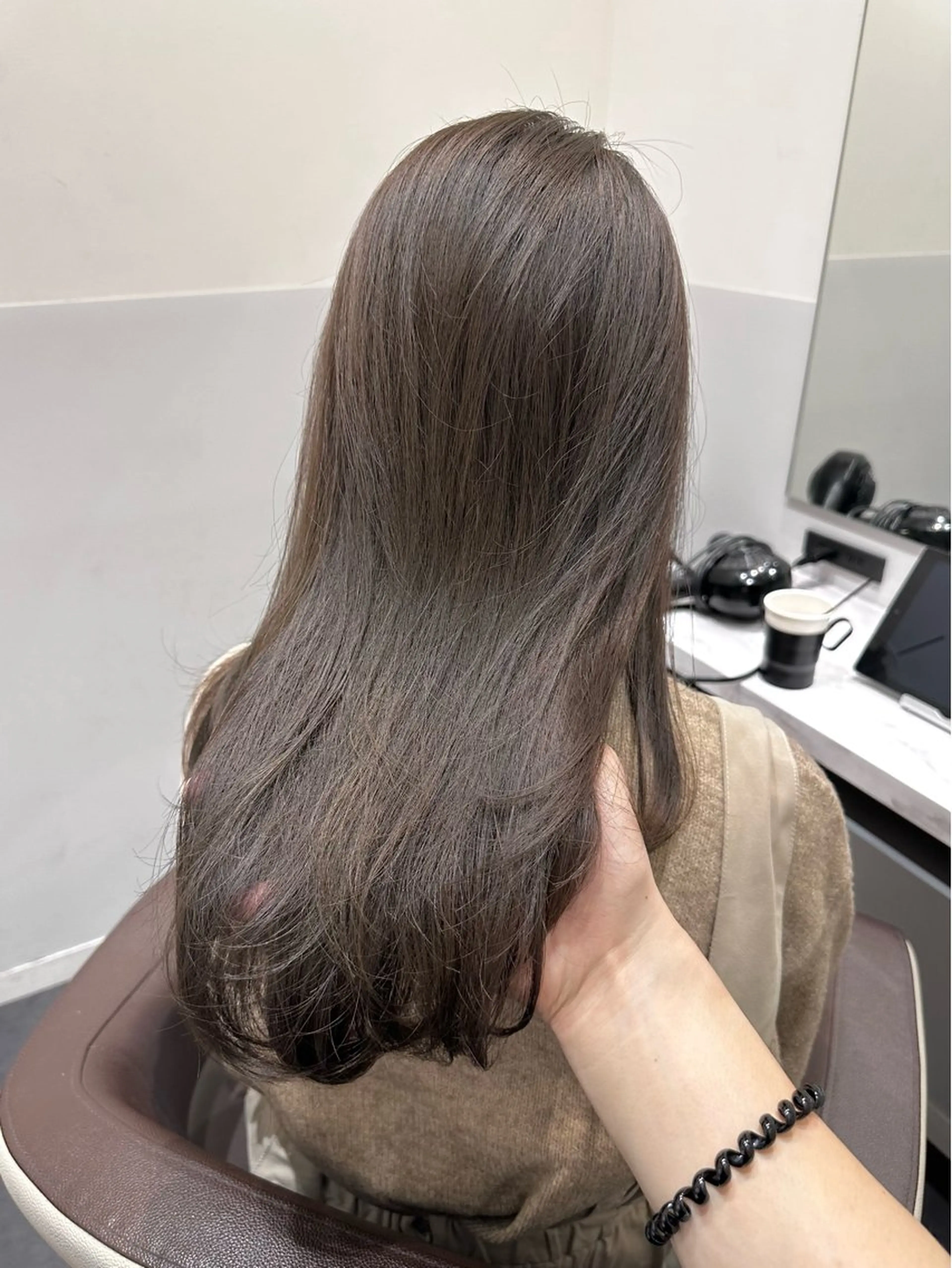 セミロング カラー ベージュカラー ブリーチ ブリーチなしカラー オリーブベージュ レイヤーカット ヘアカラー トリートメント 矢野 晃平のヘアスタイル