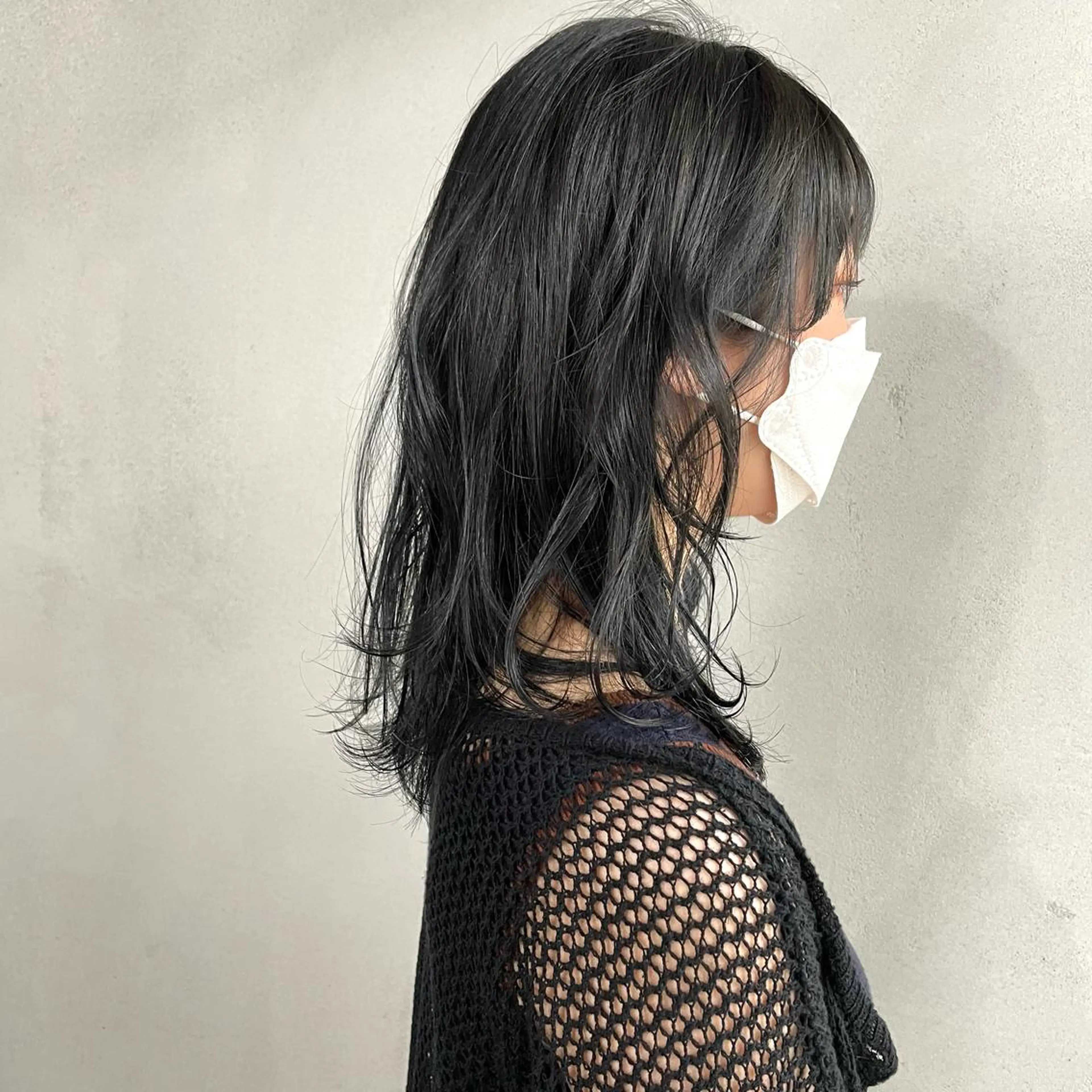 ミディアム カラー パーマ ヘアアレンジ メンズ キッズ ネイル マツエク・マツパ ミディアムレイヤー ネイビーカラー レイヤーカット ミディアムネイル ネイビー #tag 稗田綾加のヘアスタイル