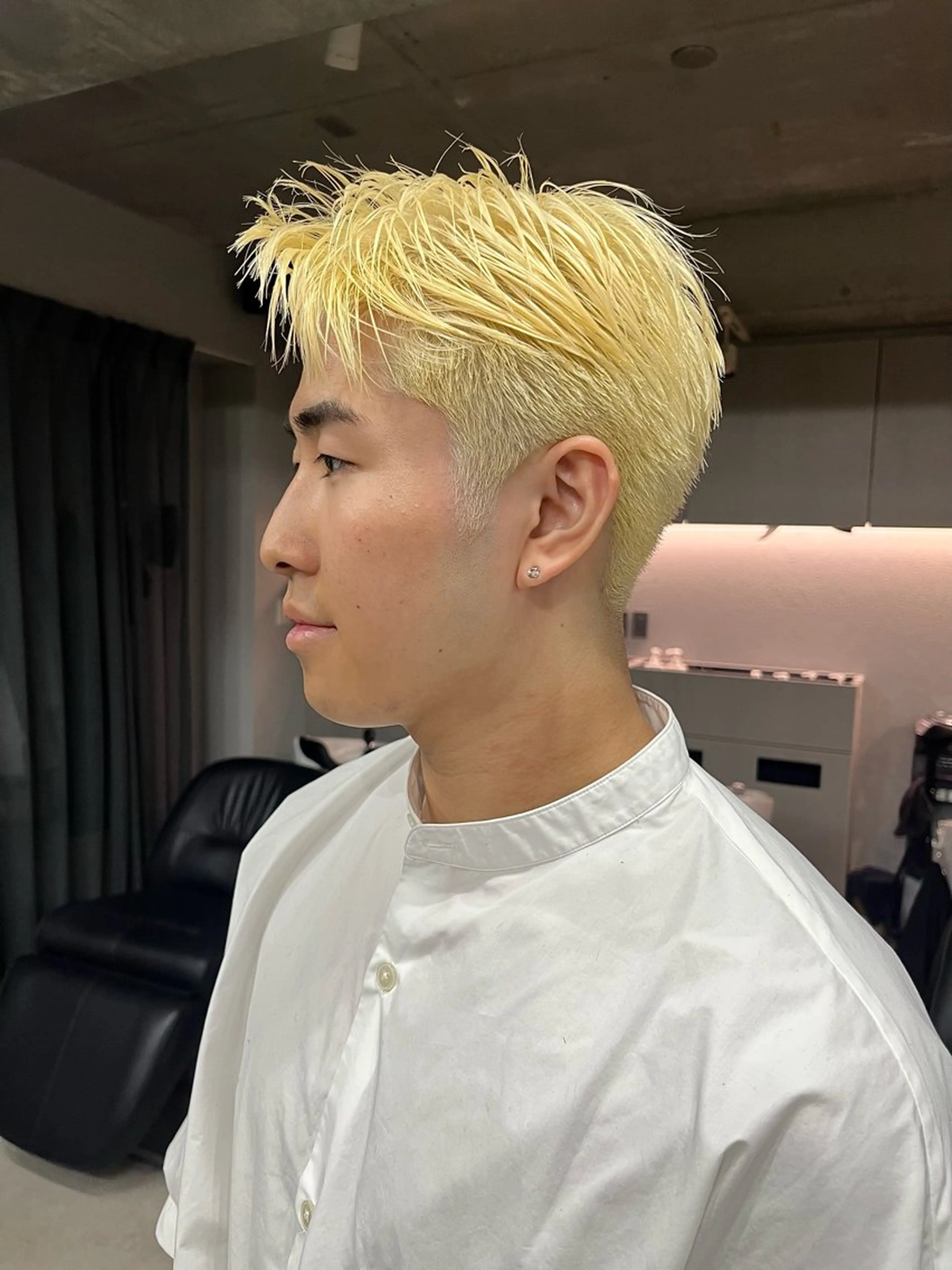 ショート カラー メンズ 曲がる縮毛矯正 センターパートのヘアスタイル