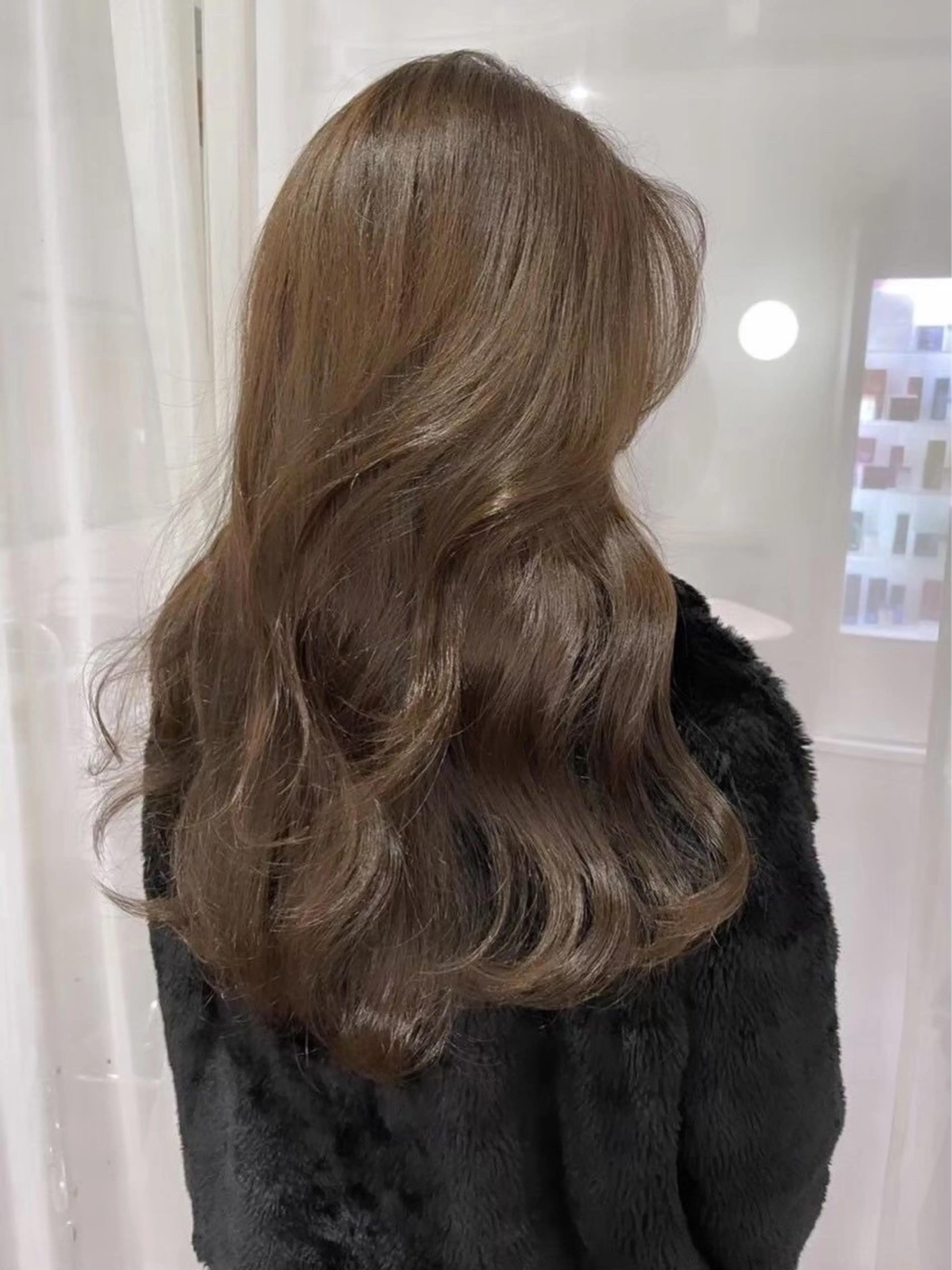 ミディアム カラー ベージュカラー 透明感カラー 塩入ひろの、韓国ヘア 梅田/束感まつ毛のヘアスタイル