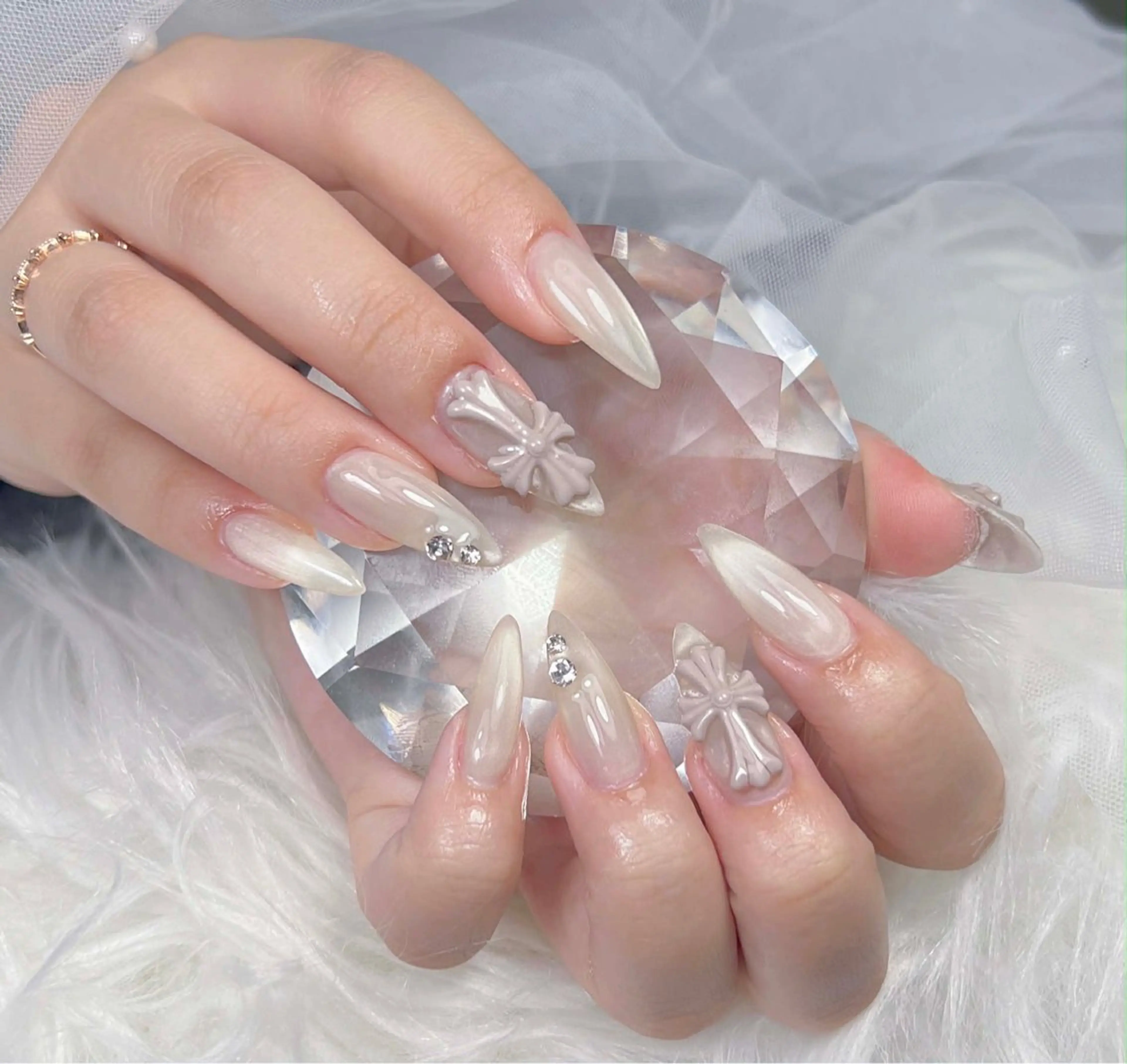 ネイル アートネイル オーロラネイル チークネイル 長さ出し フットネイル ハンドネイル ハンドケア Mio_ Noiranailのネイルデザイン