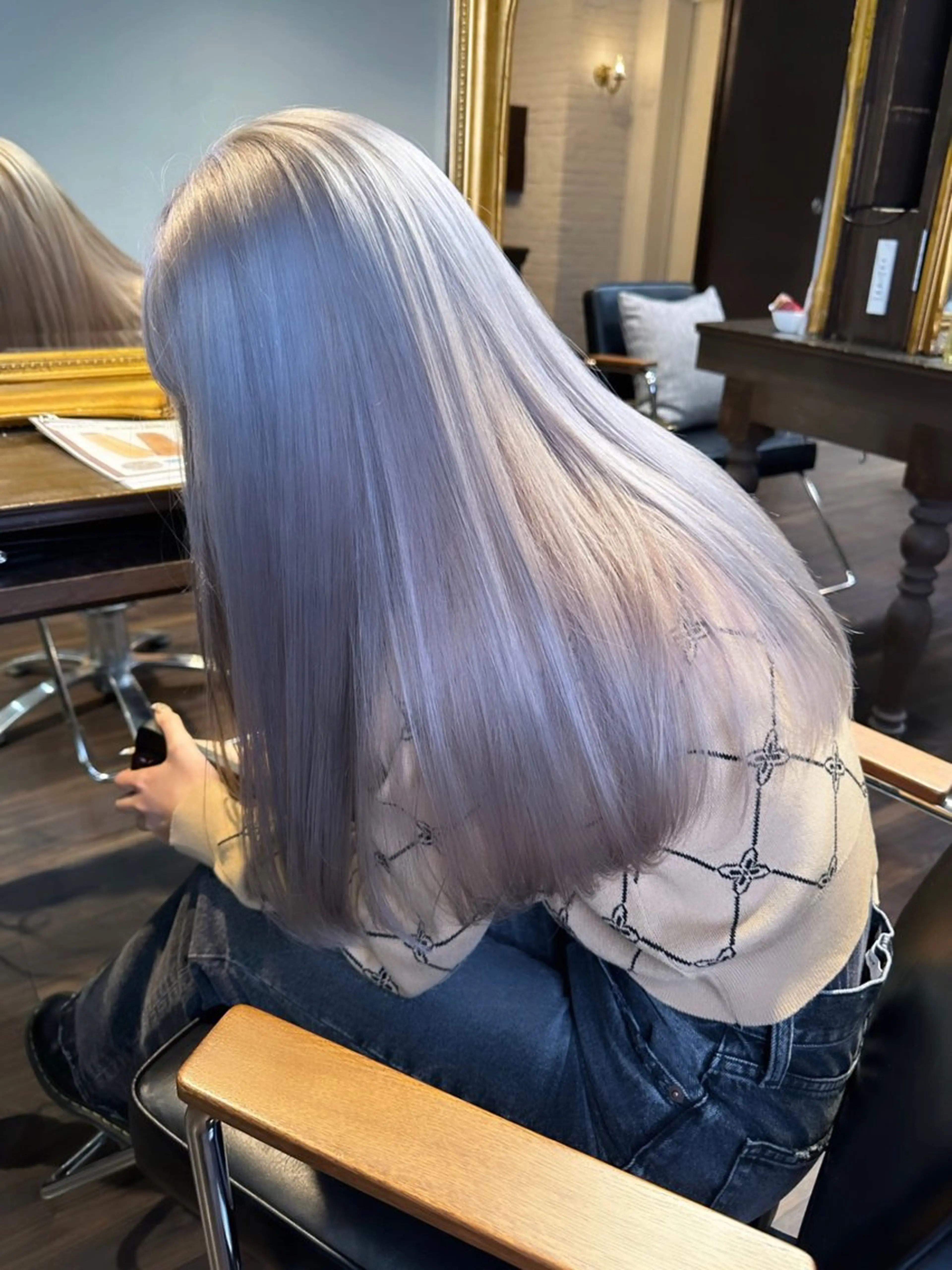 ロング カラー ヘアアレンジ ベージュカラー ブリーチ イヤリングカラー ハイトーンカラー ミルクティーベージュ カット ヘアカラー トリートメント 髪質改善/レイヤー 縮毛矯正/ケラチン耀のヘアスタイル