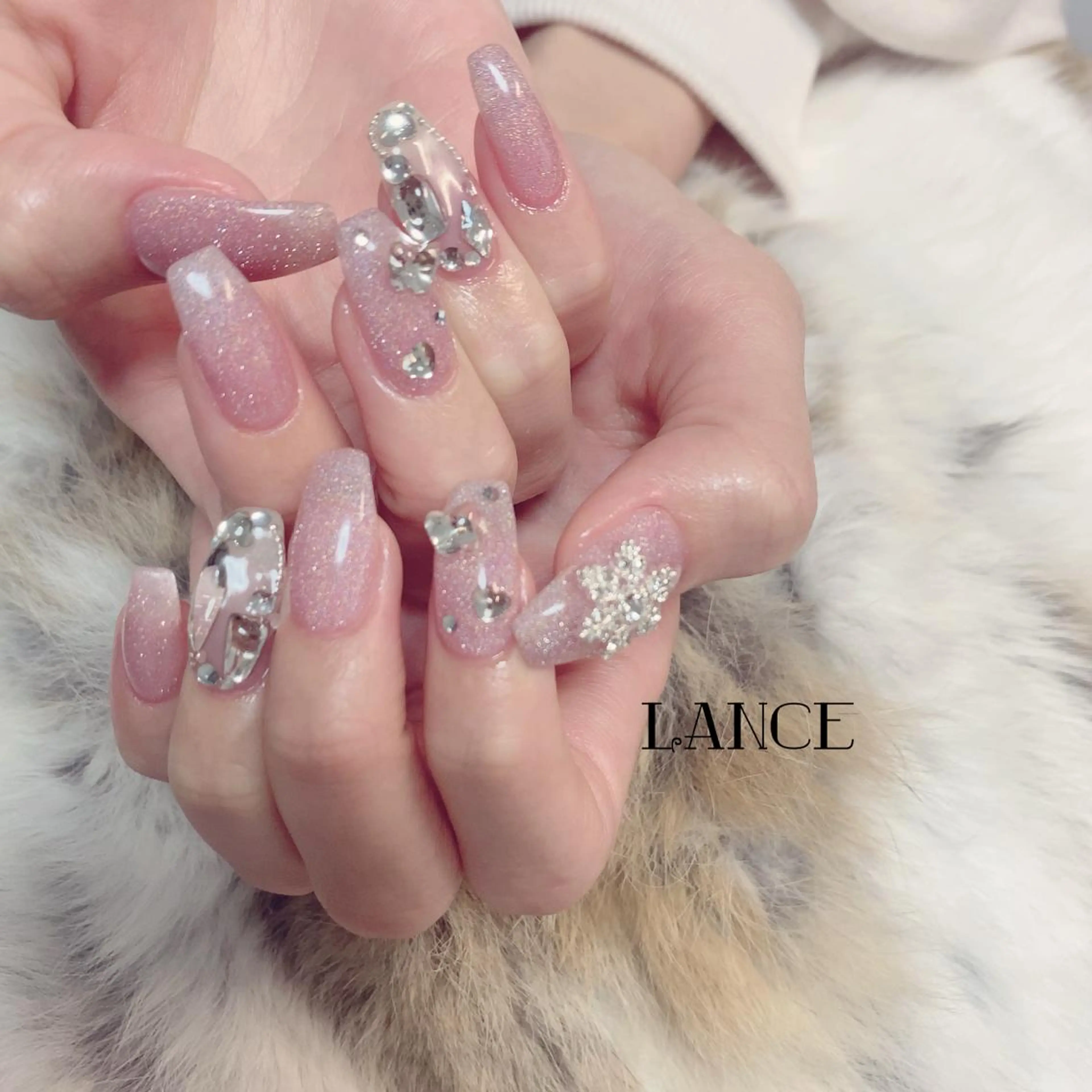 ミディアム ネイル クリスマス オーロラネイル フレンチネイル ワンホンネイル 冬ネイル Lance nailのネイルデザイン