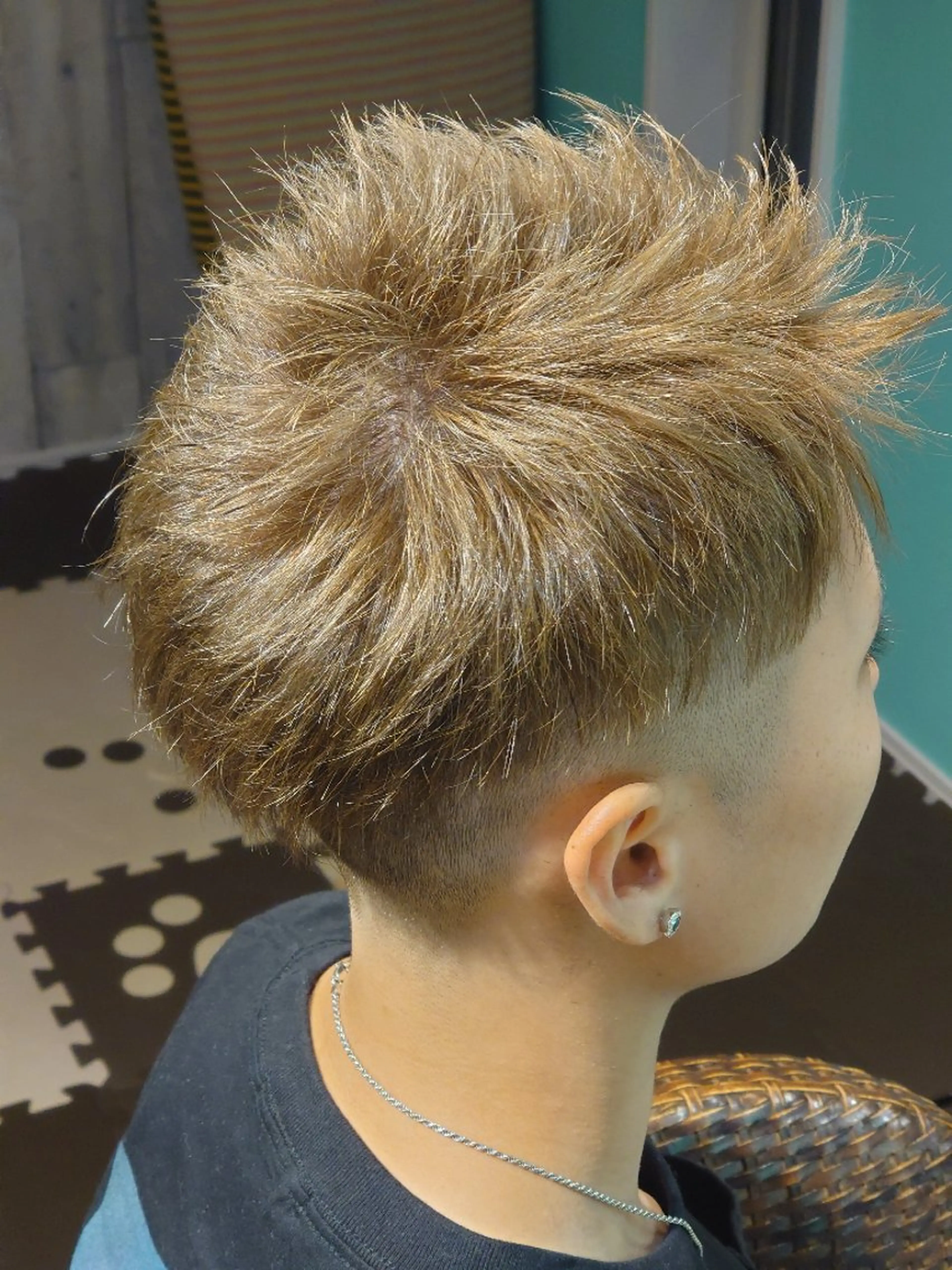 ショート カラー ブリーチ ブリーチなしカラー カット ヘアカラー 伊藤 新のヘアスタイル