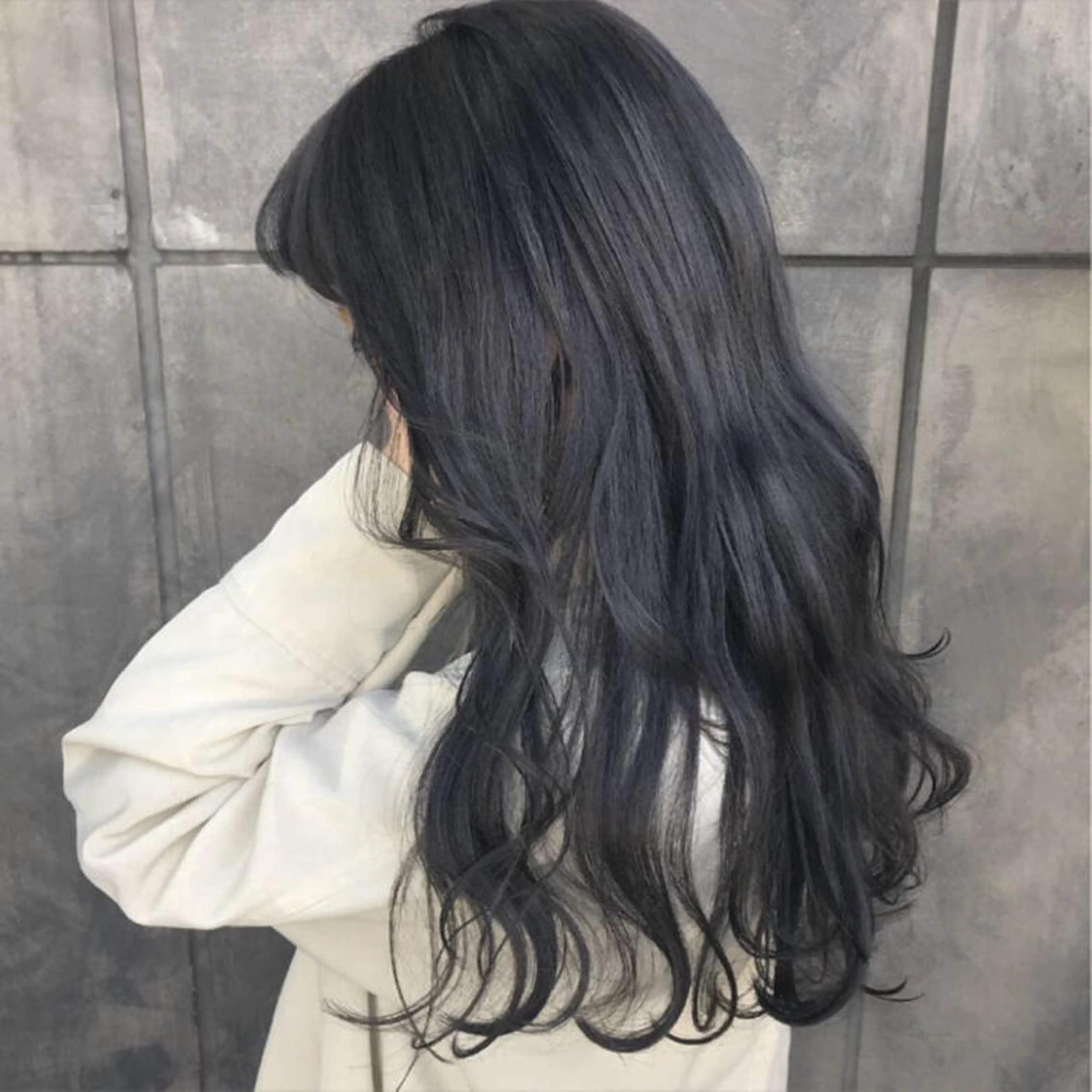 ロング カラー ヘアアレンジ ブリーチ ダークグレー ヘアカラー トリートメント No1韓国風レイヤー &カチモリ✨ /サキのヘアスタイル