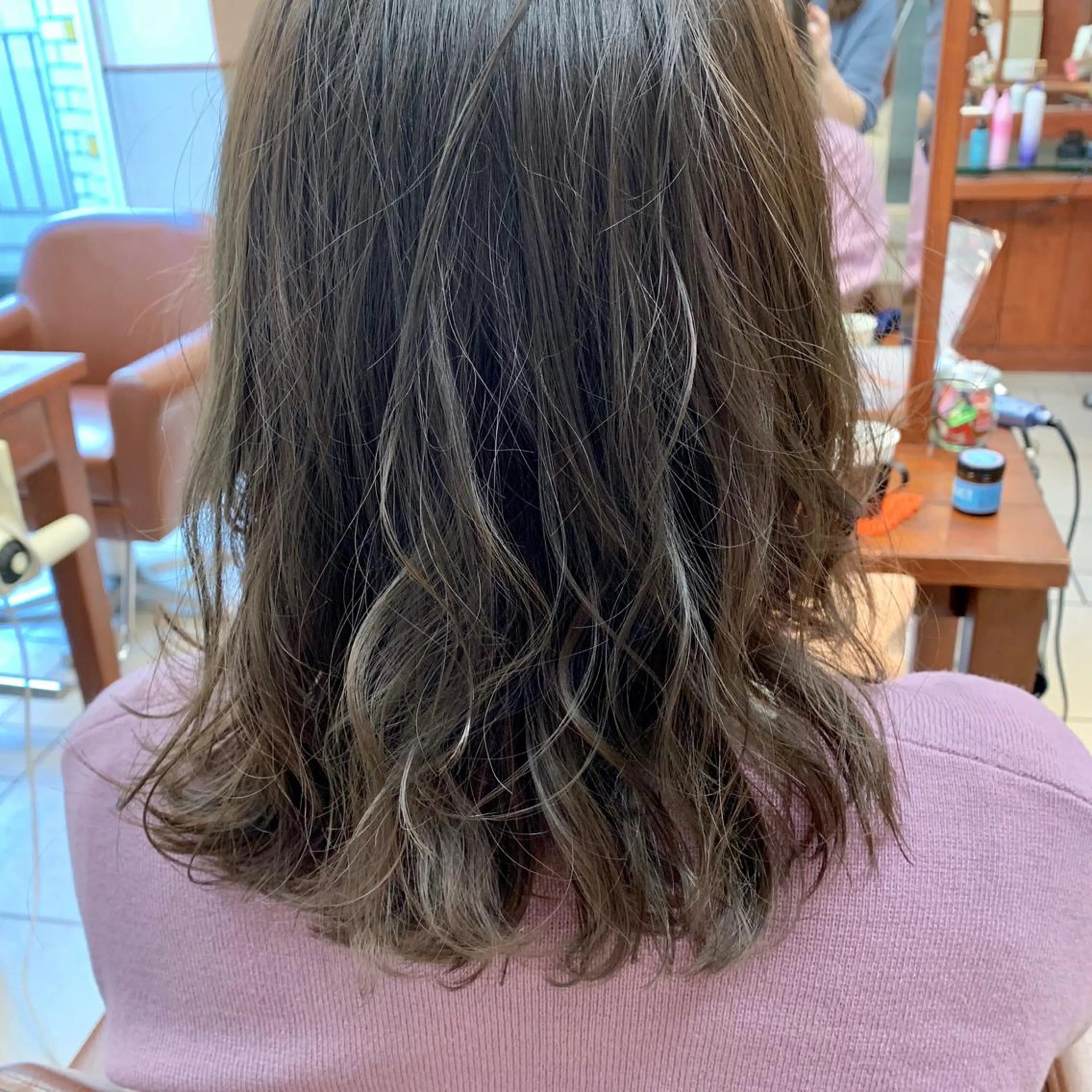 ミディアム カラー 加藤 綾華のヘアスタイル