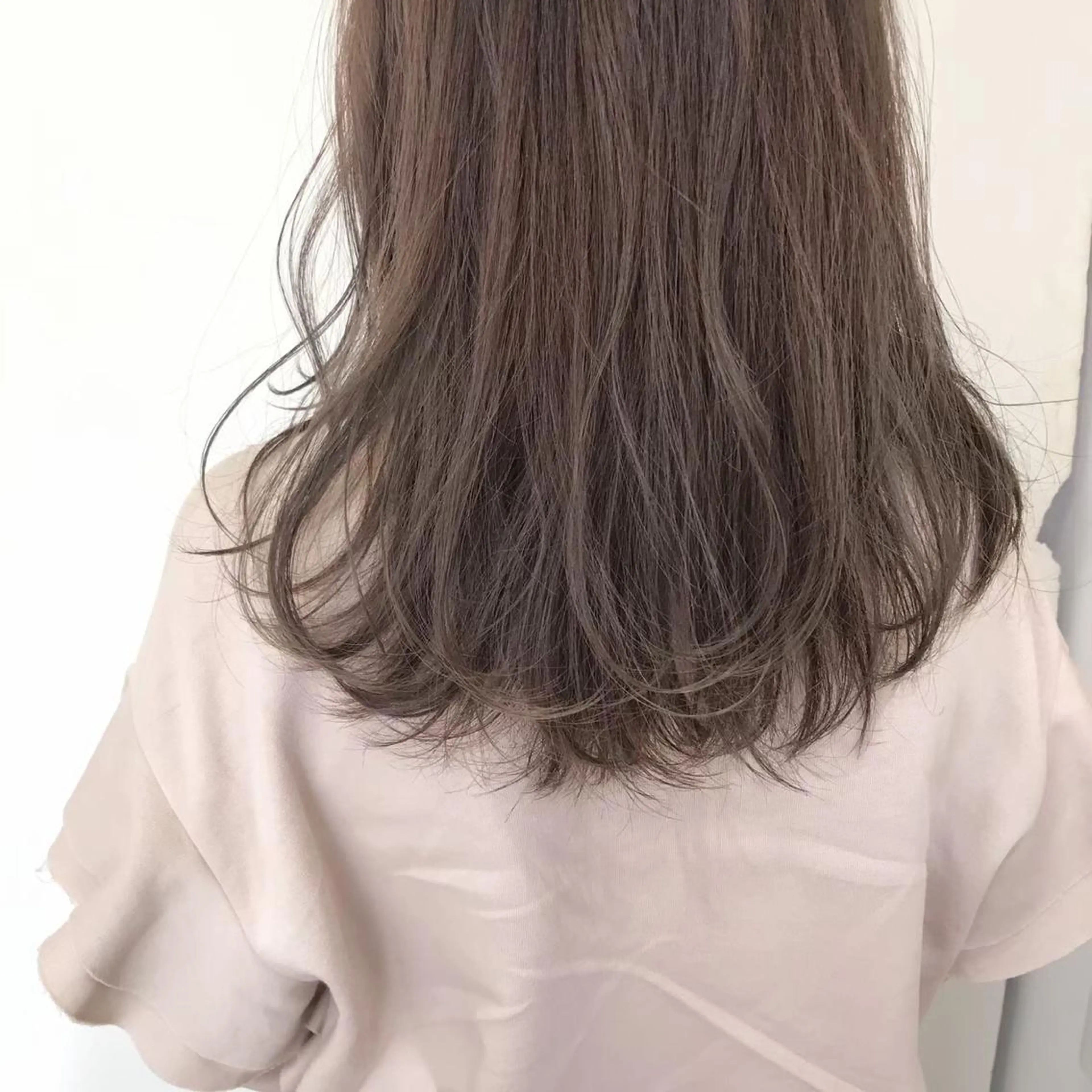 ロング カラー ベージュカラー GIEN 末吉 海斗のヘアスタイル