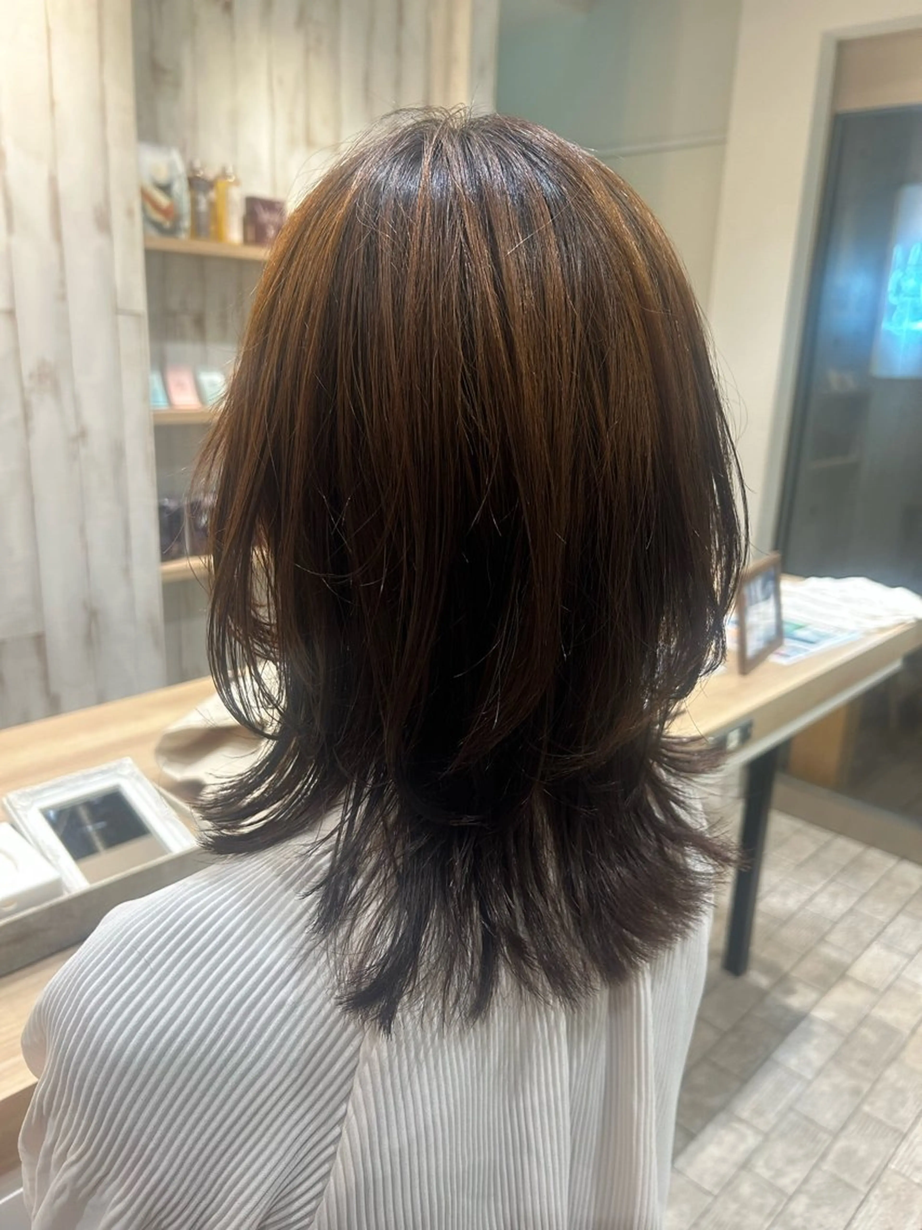 ミディアム ミディアムレイヤー レイヤーカット カット トリートメント 浅倉栞 /透明感カラーのヘアスタイル