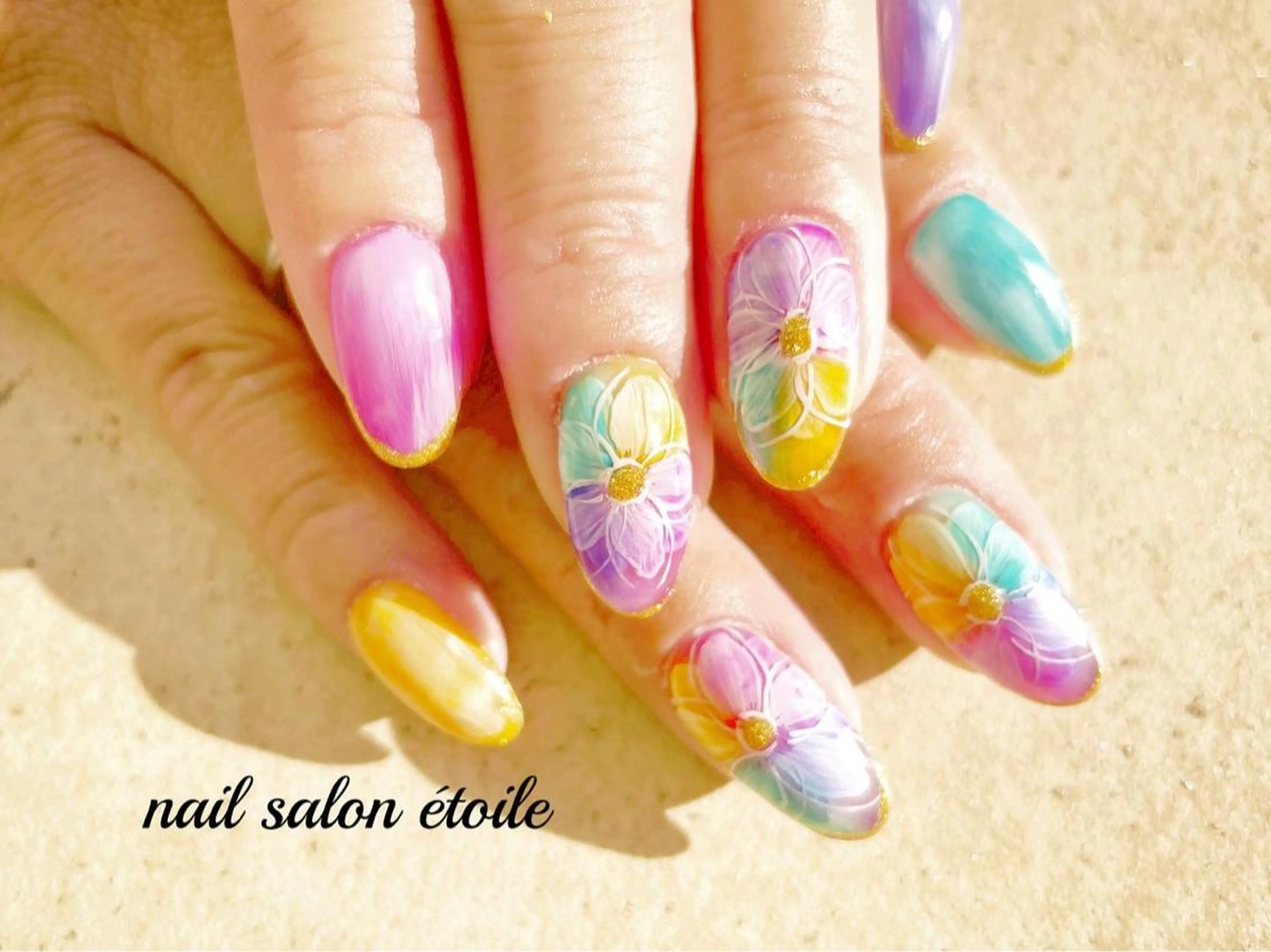 ネイル フラワーネイル ジェルネイル ゴールド ラメ(グリッター) ハンドネイル nail salon étoileのネイルデザイン