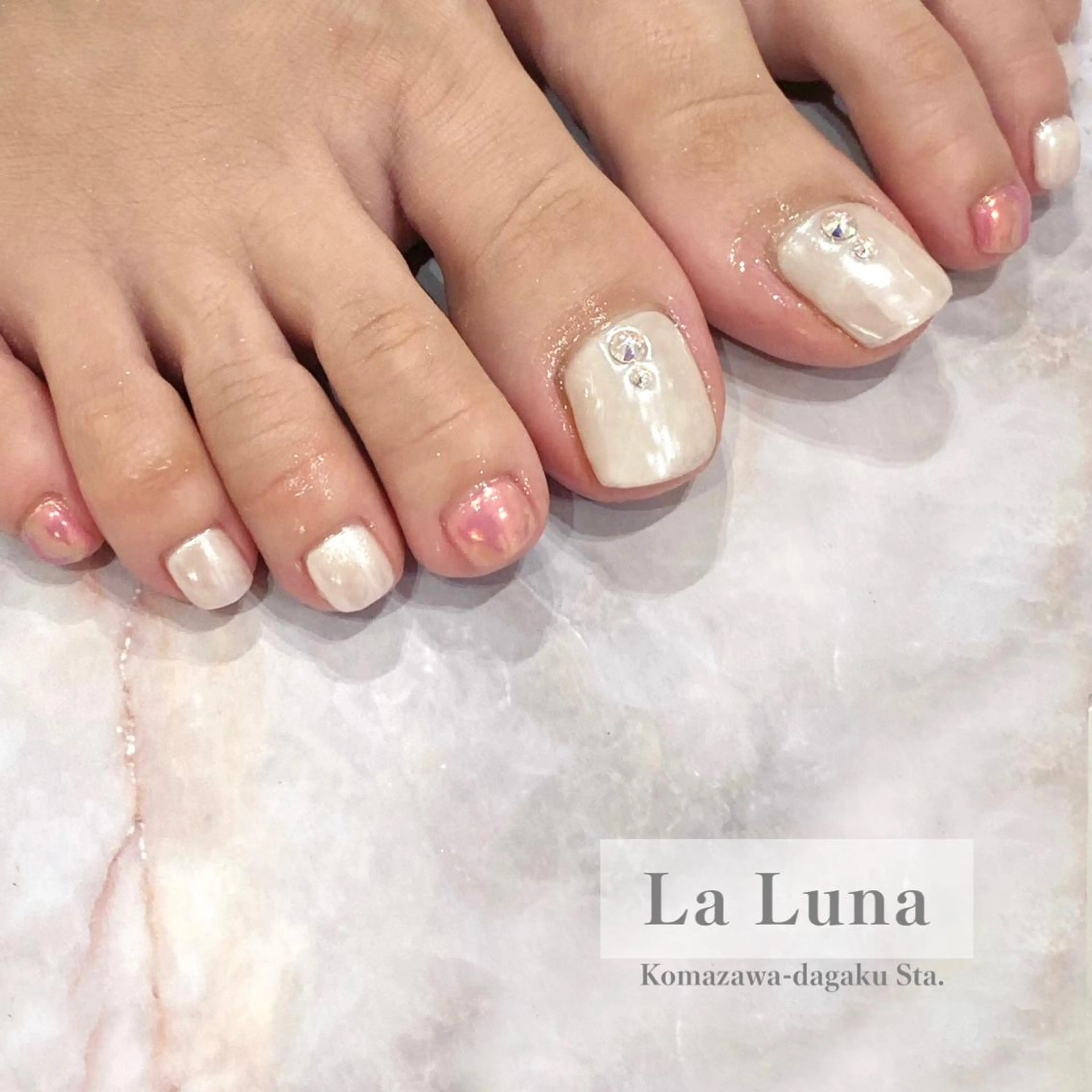 ネイル ミラーネイル フットネイル ＬａＬｕｎａ🌙 Natsukiのネイルデザイン