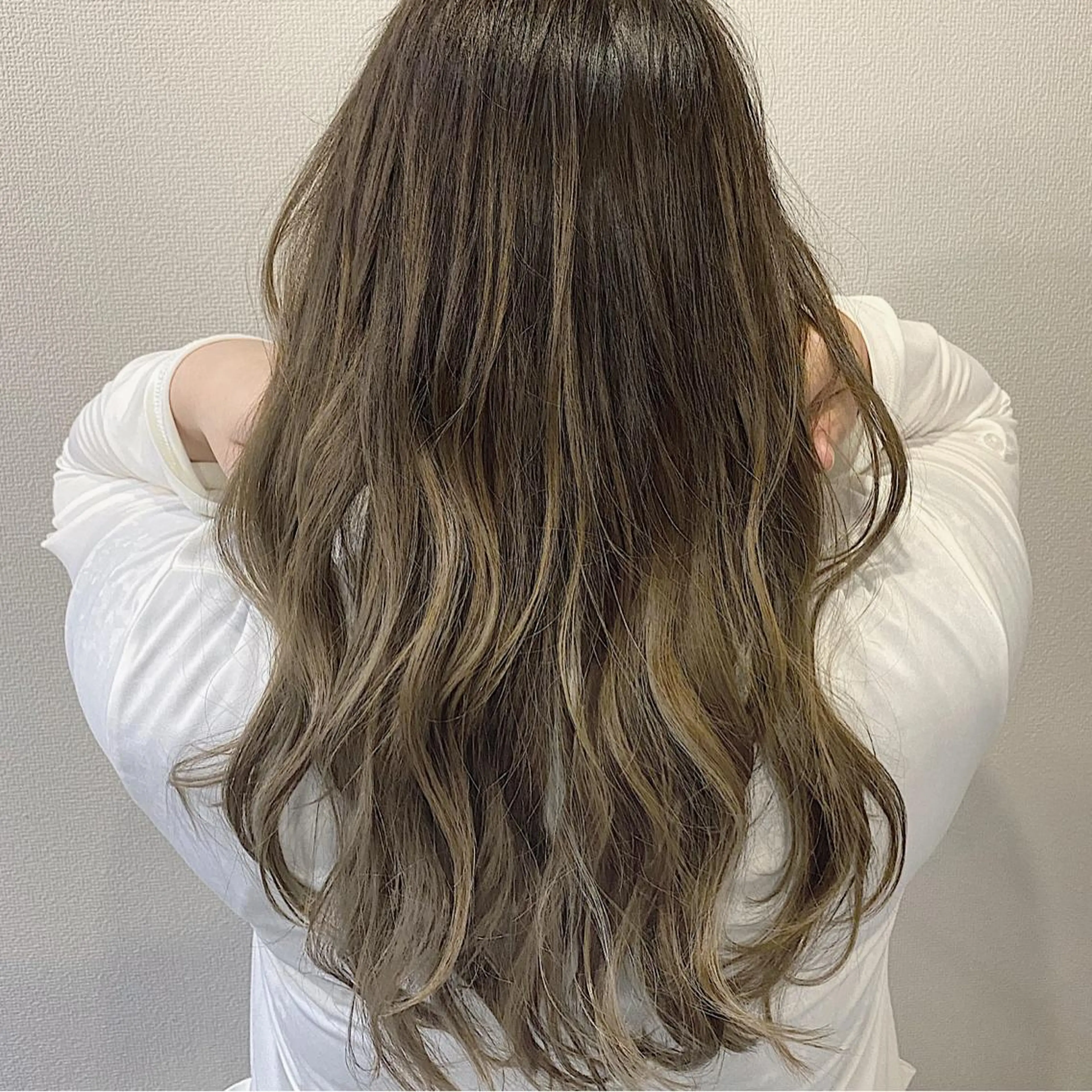 ロング カラー ベージュカラー グラデーションカラー ミルクティーベージュ カット ヘアカラー トリートメント CISCO所属・山口 浩之のヘアスタイル