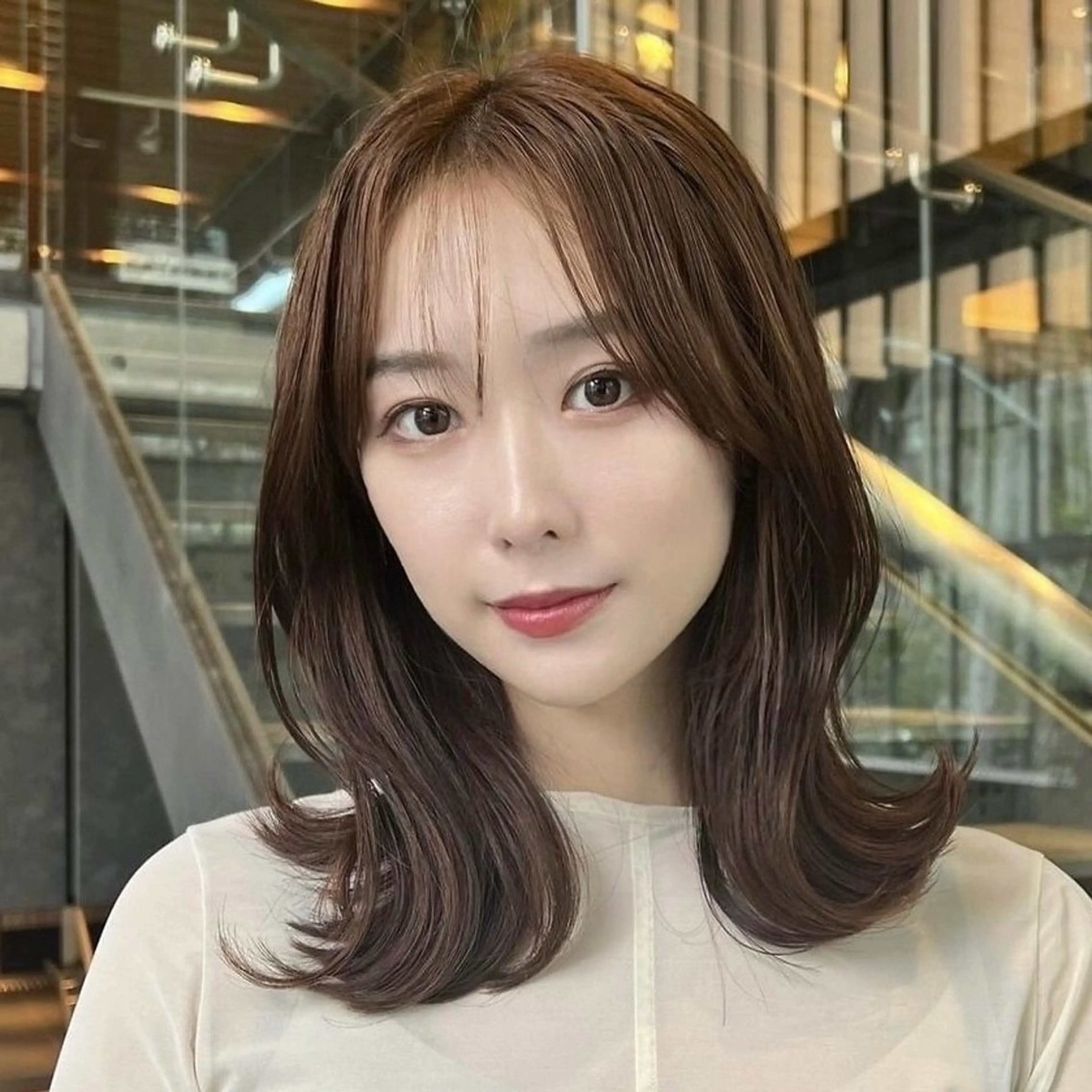 ミディアム 塩入ひろの、韓国ヘア 梅田/束感まつ毛のヘアスタイル