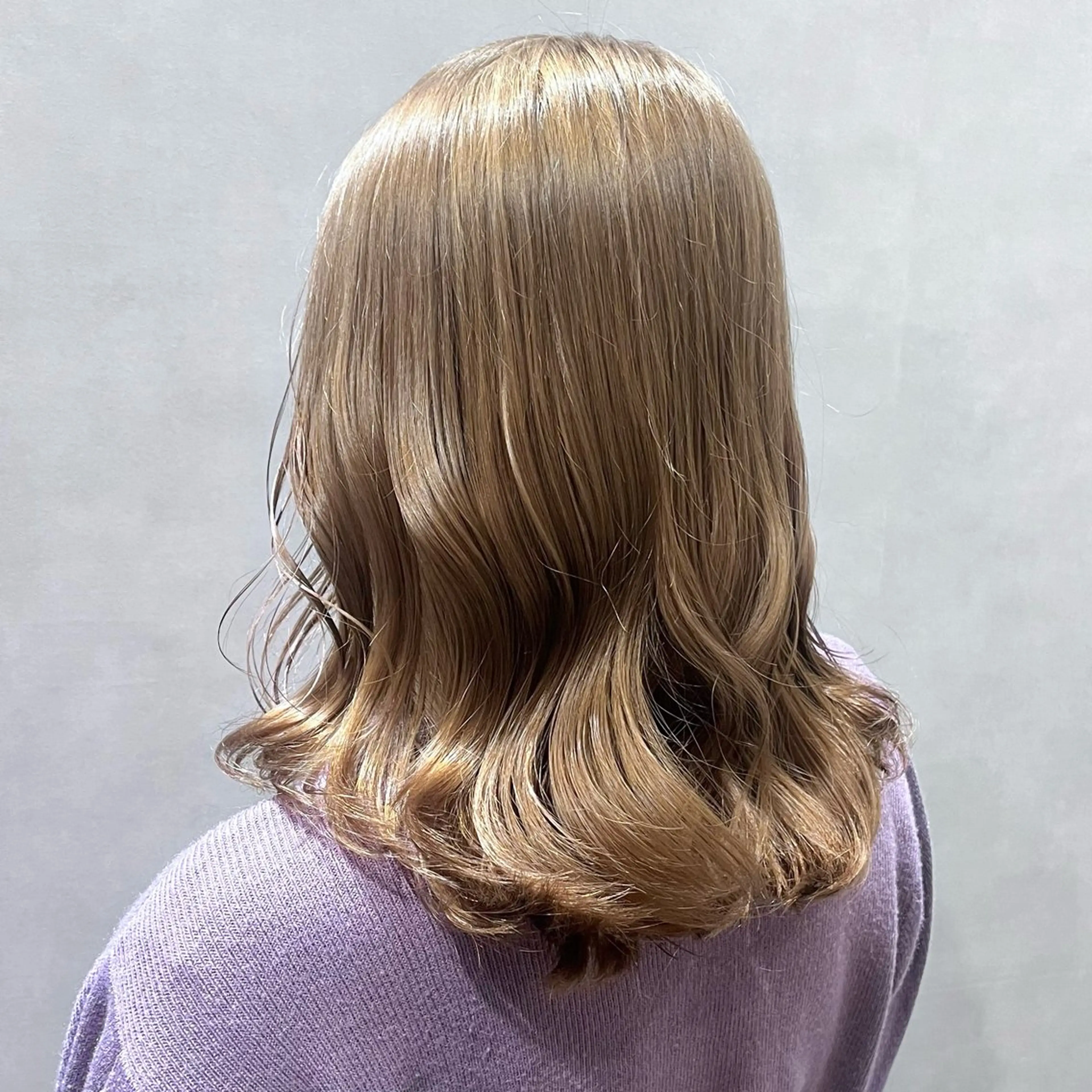 ミディアム カラー ブリーチ カット 伊藤 玲衣のヘアスタイル