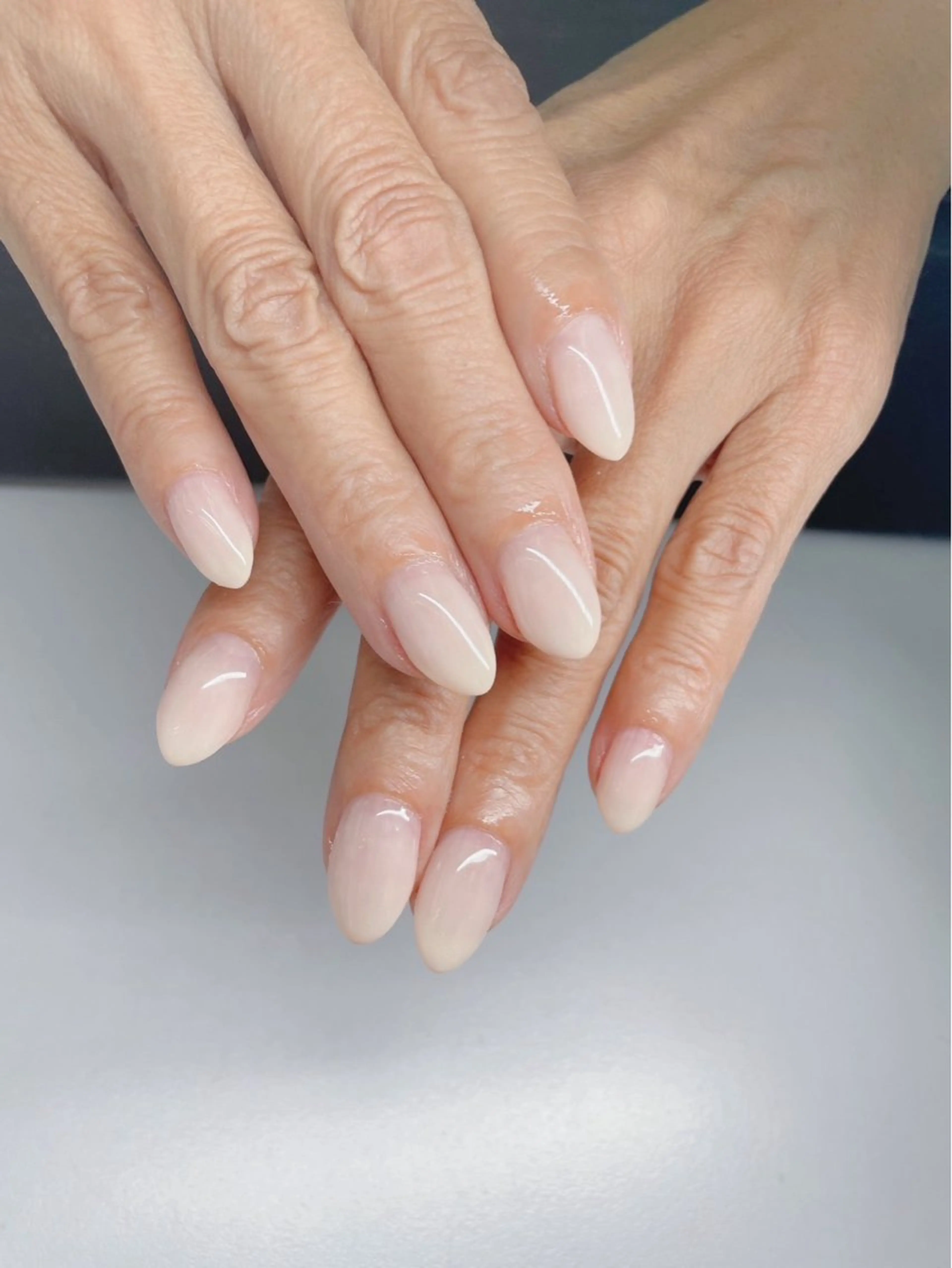 ネイル ジェルネイル オフィスネイル ワンカラーネイル シンプルネイル ホワイト ハンドネイル Quee Stllaのネイルデザイン