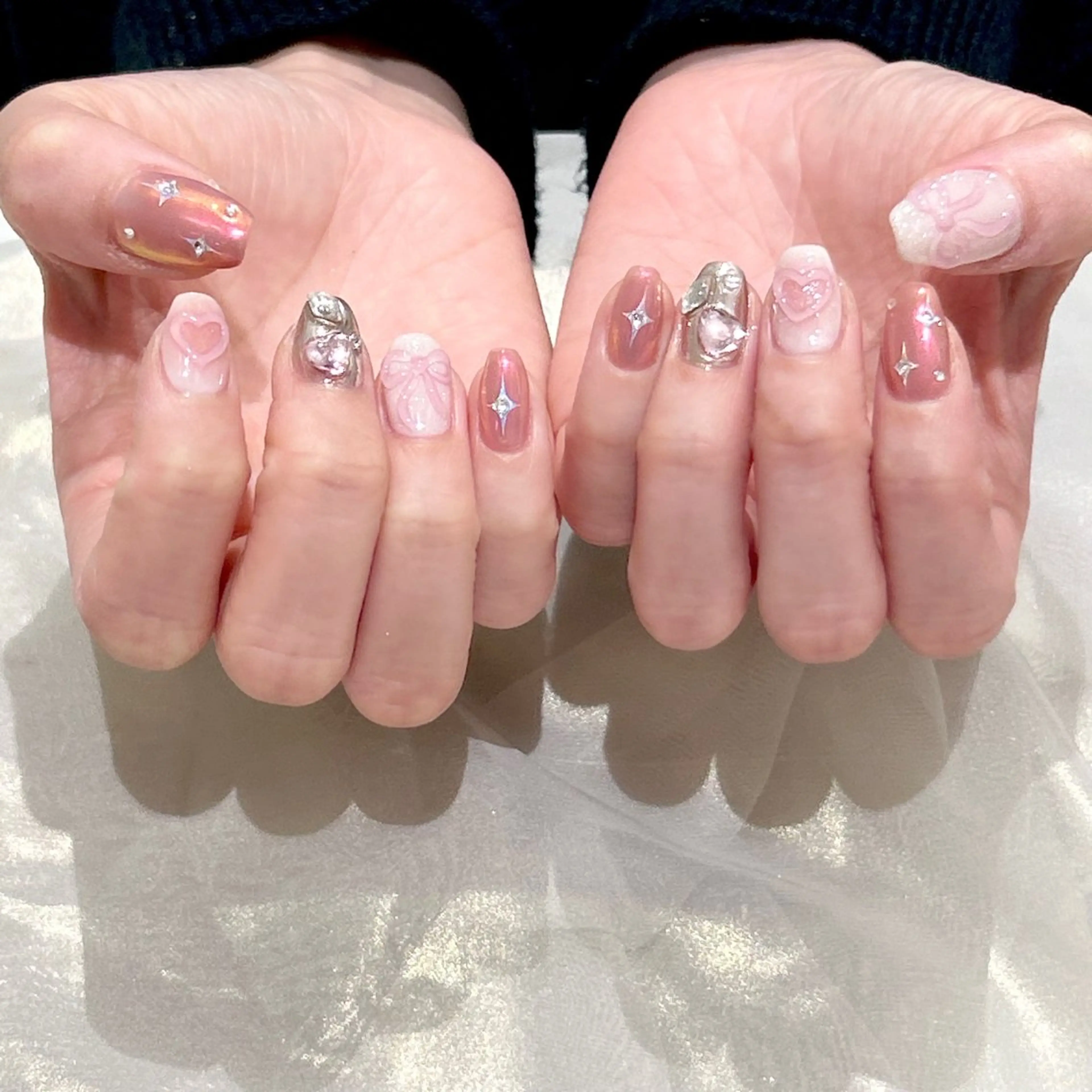 ネイル ミラーネイル リボン ハンドネイル 𝗮𝗶𝗿𝗶 🌙のネイルデザイン