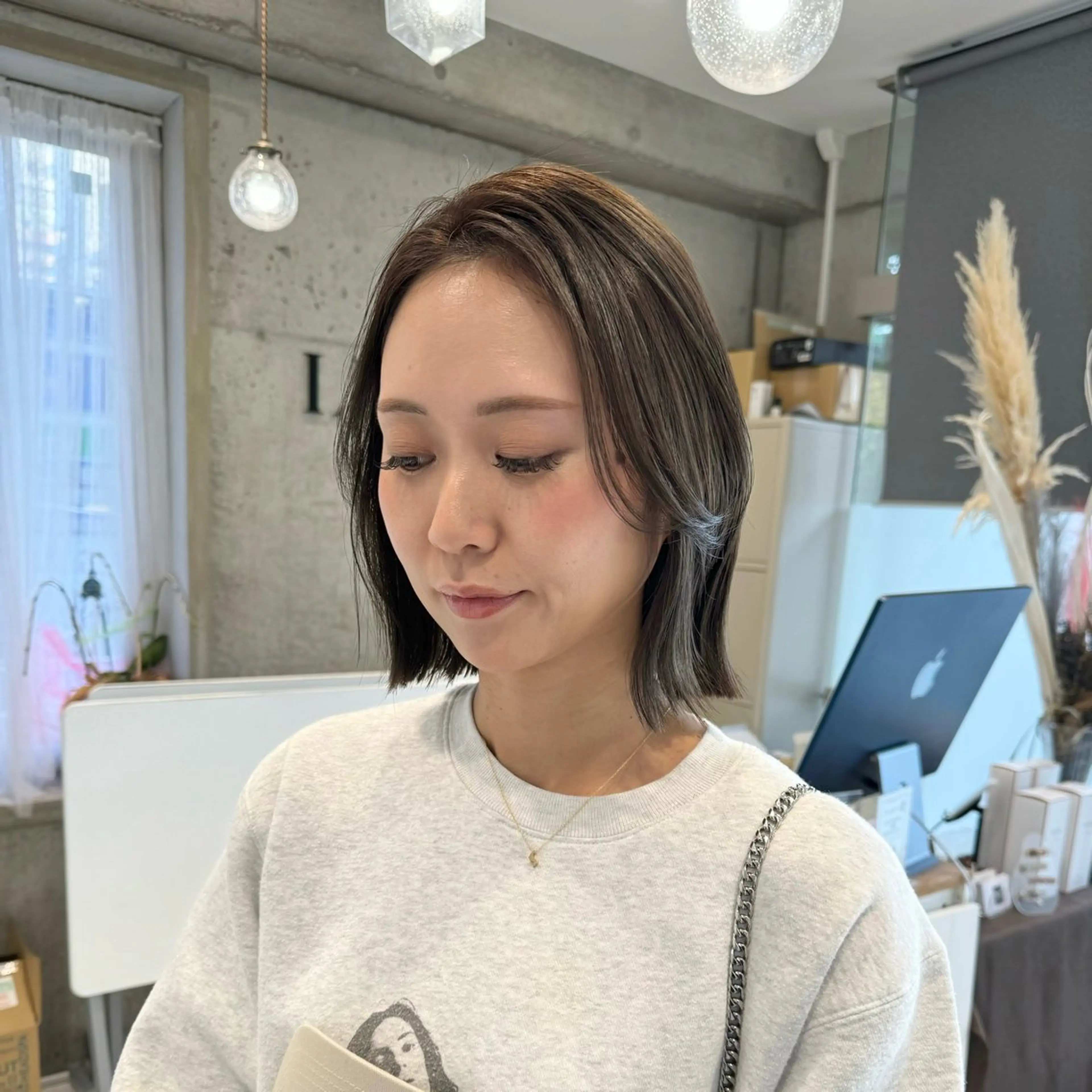 ミディアム カラー 切りっぱなしボブ ベージュカラー オリーブベージュ ボブ 会田有紀 /切りっぱなしボブのヘアスタイル