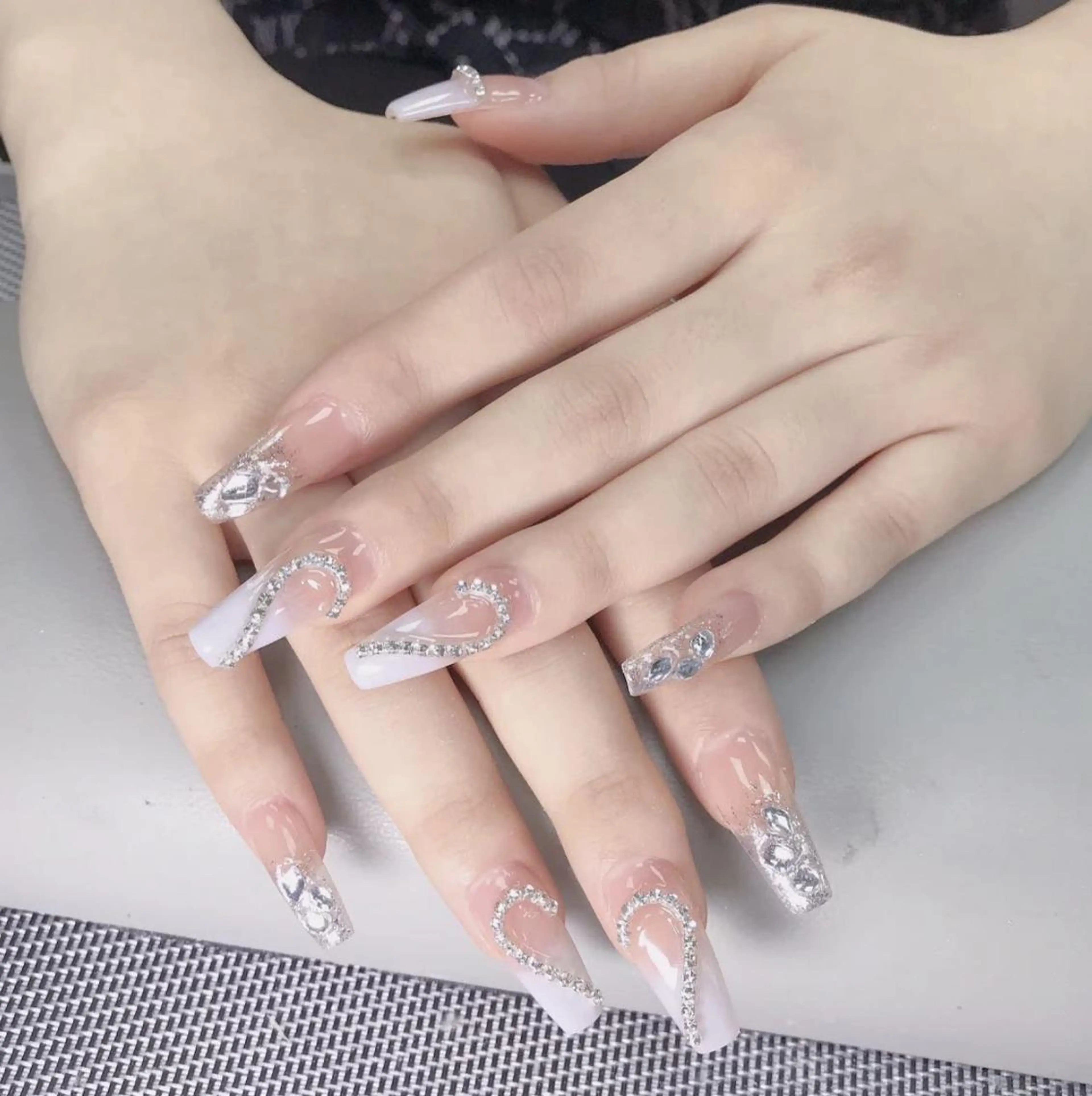 ネイル アートネイル 長さ出し ネイルチップ Queens マオのネイルデザイン