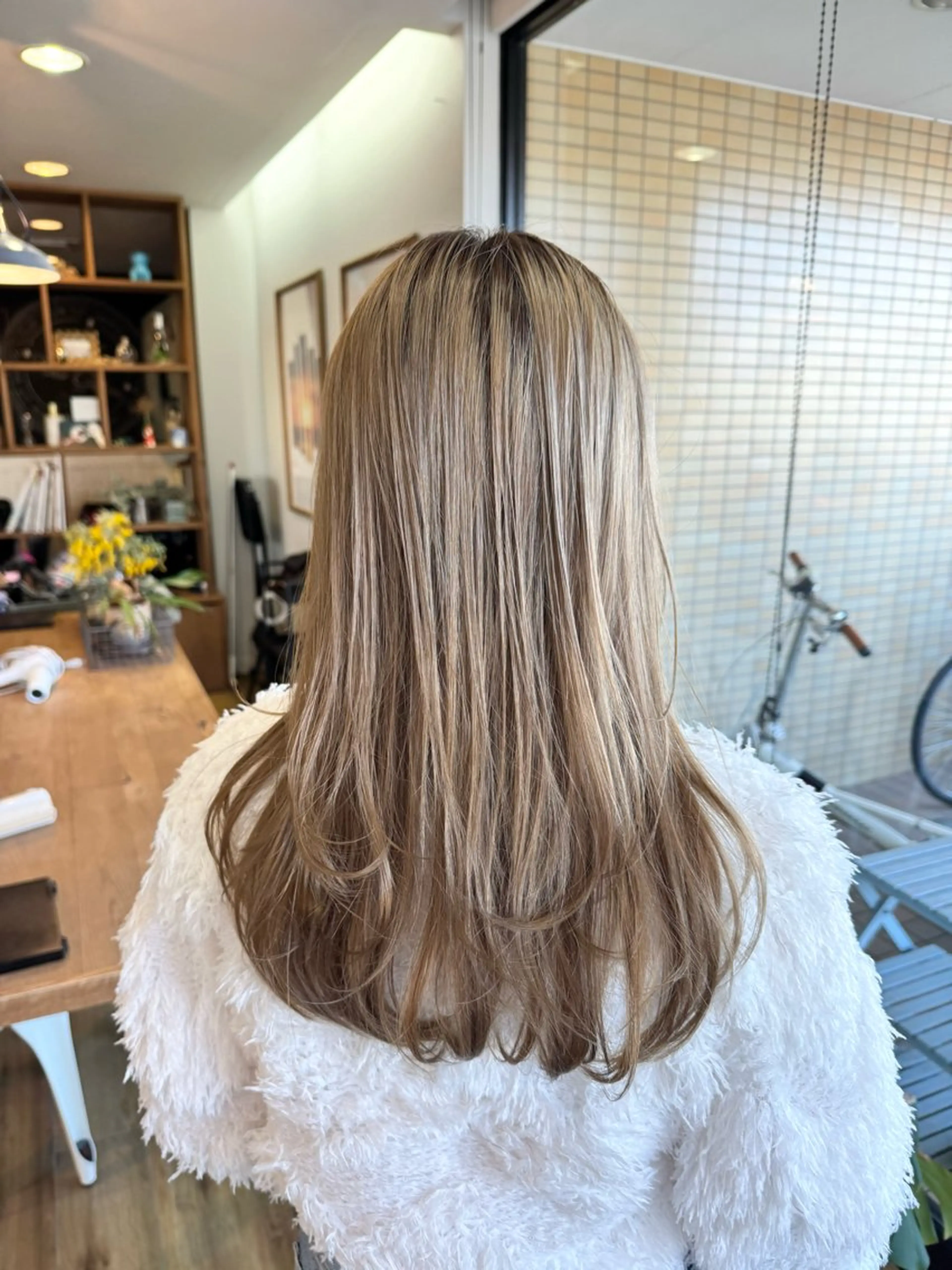 ロング カラー ブリーチ グレージュ ミルクティーグレージュ ヘアカラー トリートメント ツキダテ ユイのヘアスタイル