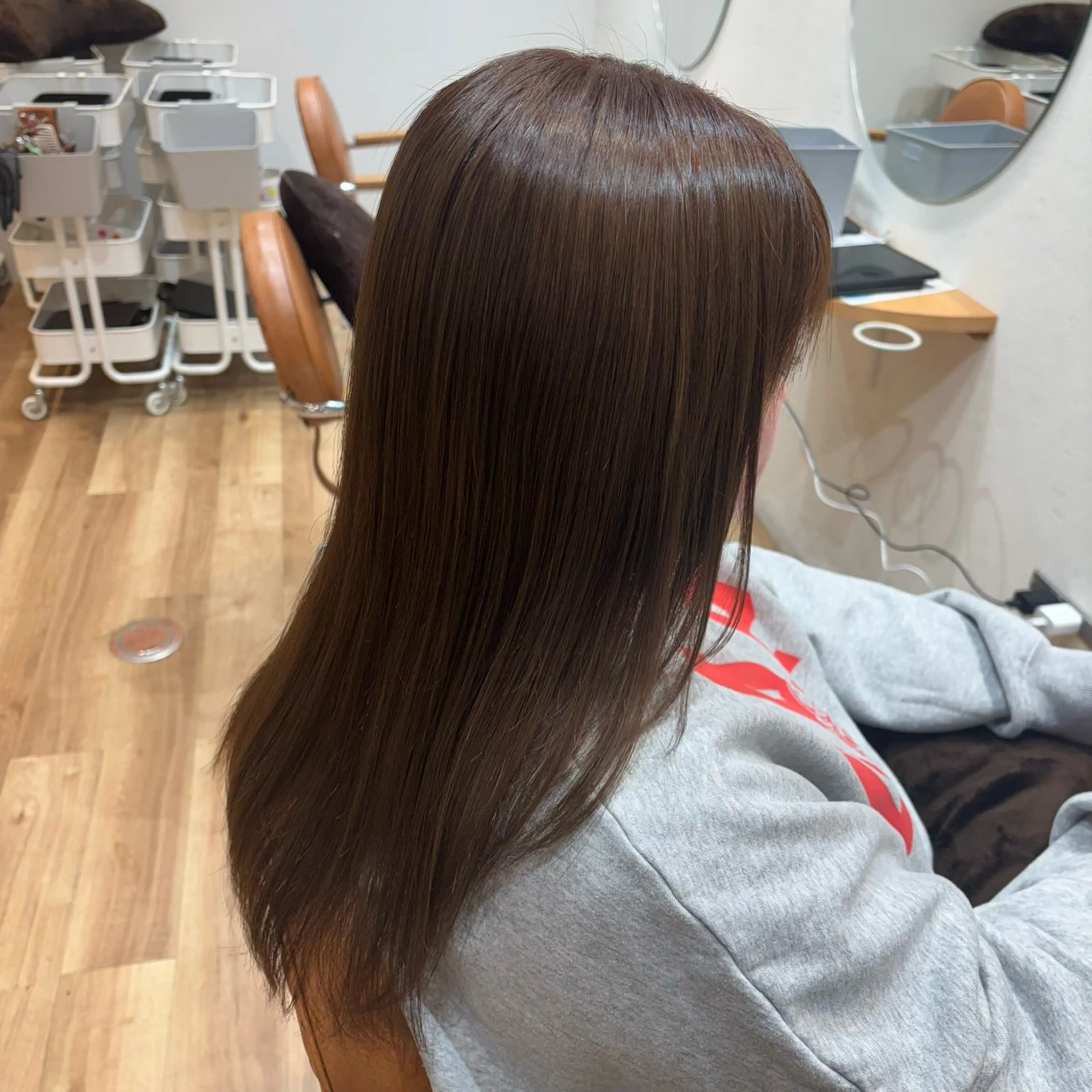 ロング カラー ベージュカラー 顔まわりレイヤー 顔周りカット レイヤーカット 小西 七菜子のヘアスタイル