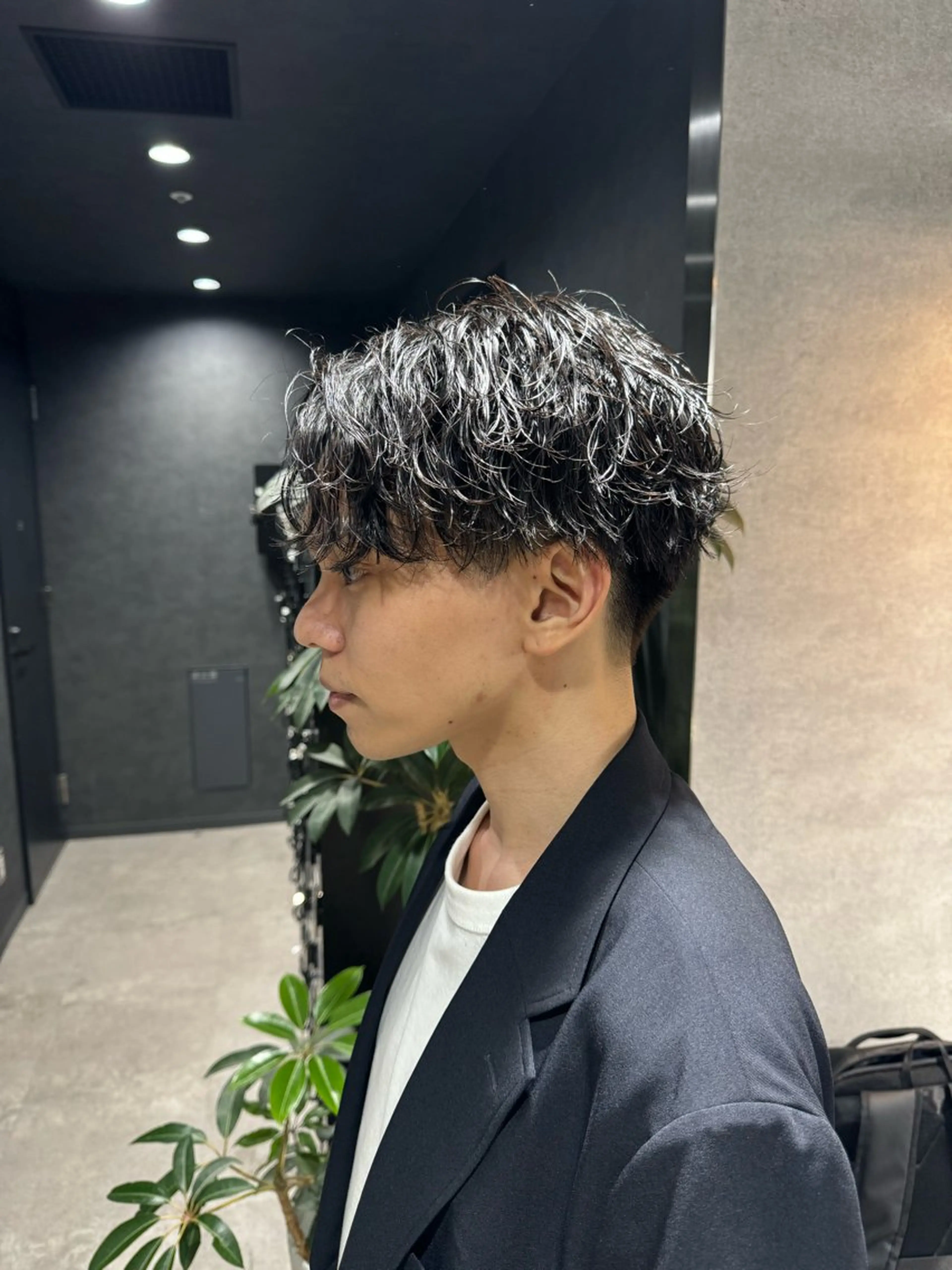 ショート カラー パーマ ヘアアレンジ メンズ メンズブリーチ センターパート メンズハイライト メンズハイトーン マッシュ カット パーマ トリートメント ヘッドスパ ヘアセット スパイキー/フェザー /波巻き/かいとのヘアスタイル