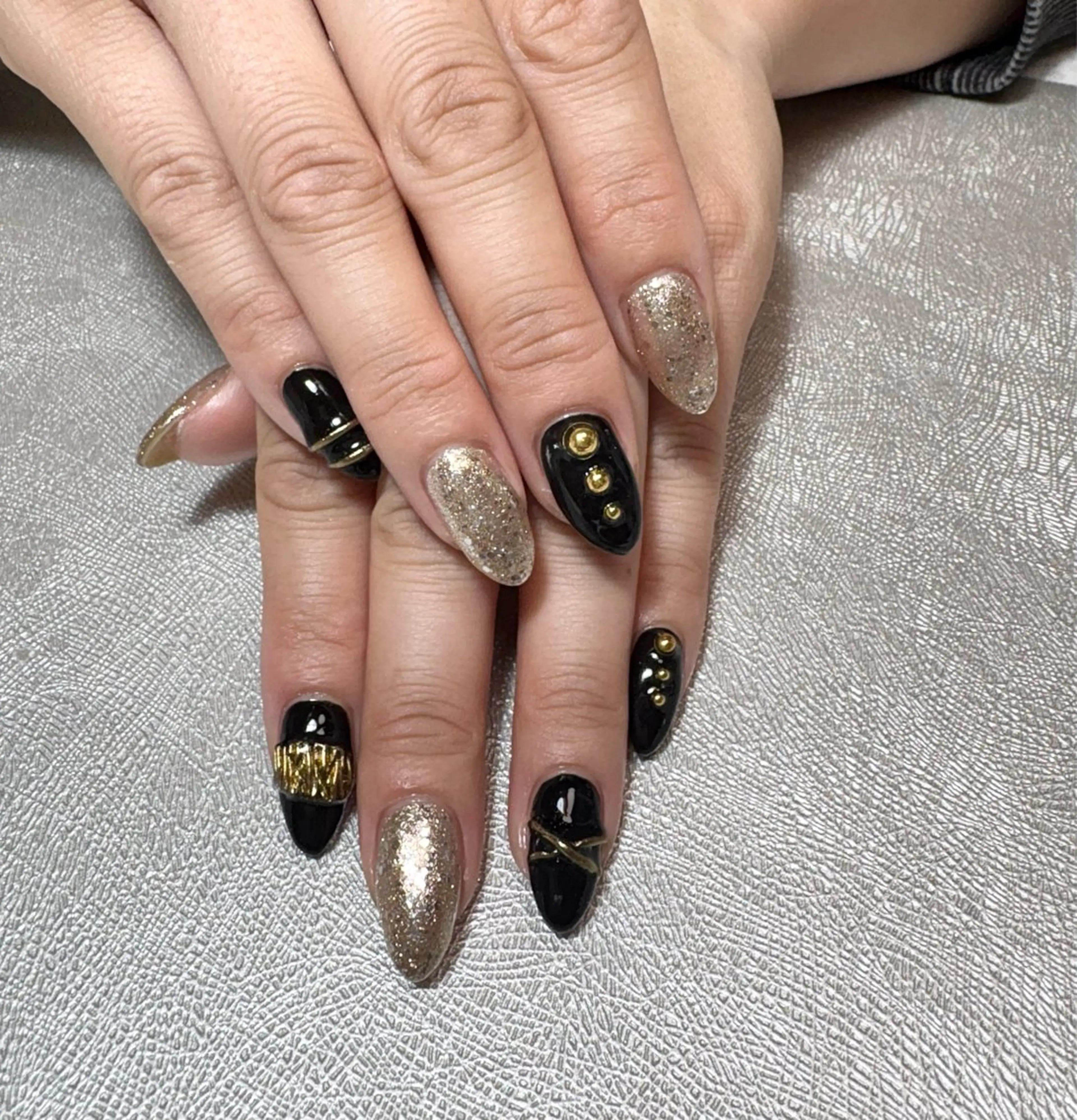 ネイル アートネイル ゴールド ミラーネイル ぷっくりネイル ハンドネイル ✨韓国✨nail salonLumieのネイルデザイン