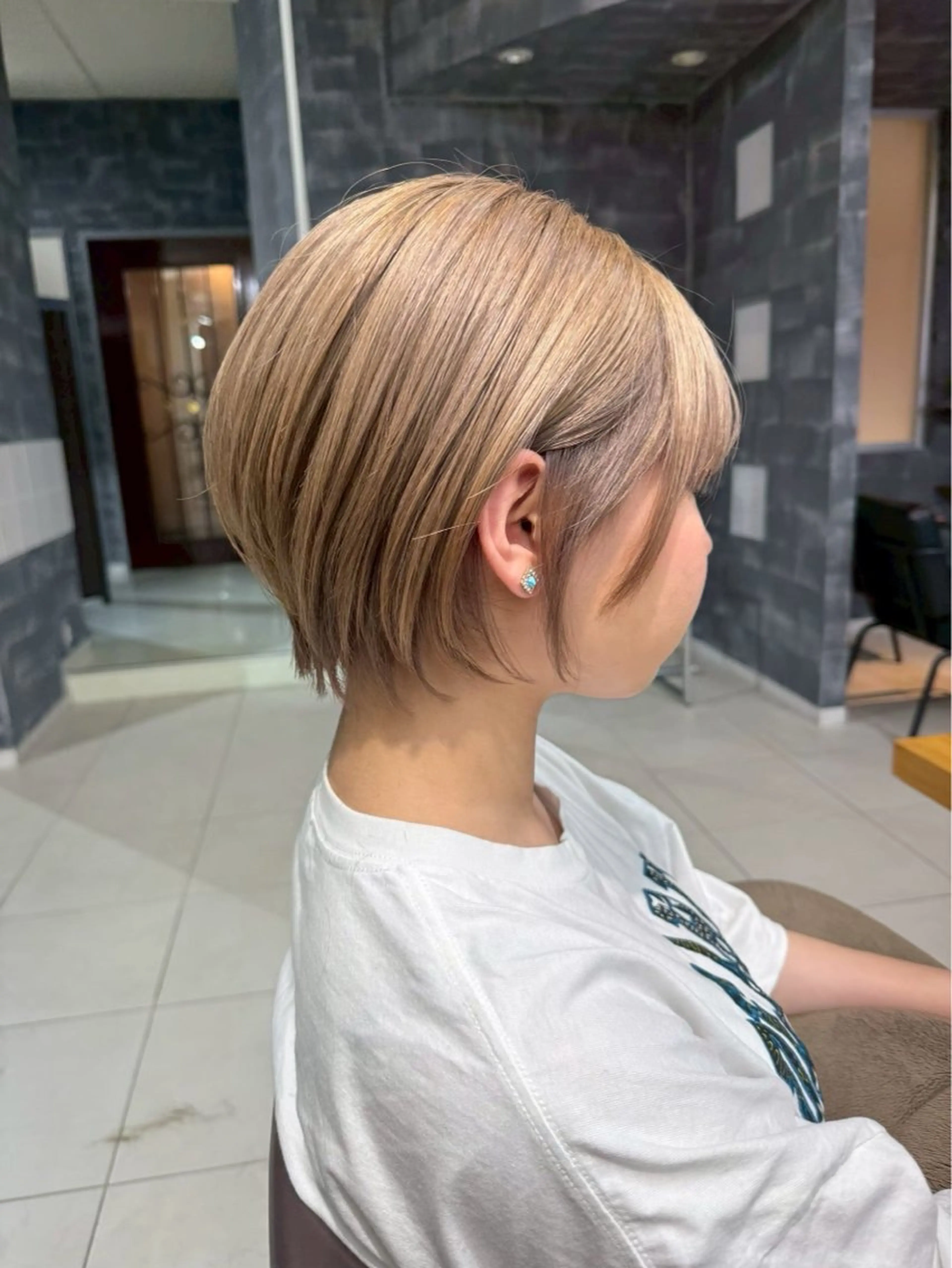 ショート カラー ベージュカラー ブリーチ ミルクティーベージュ ヘアカラー Laulu 佐藤壮也のヘアスタイル