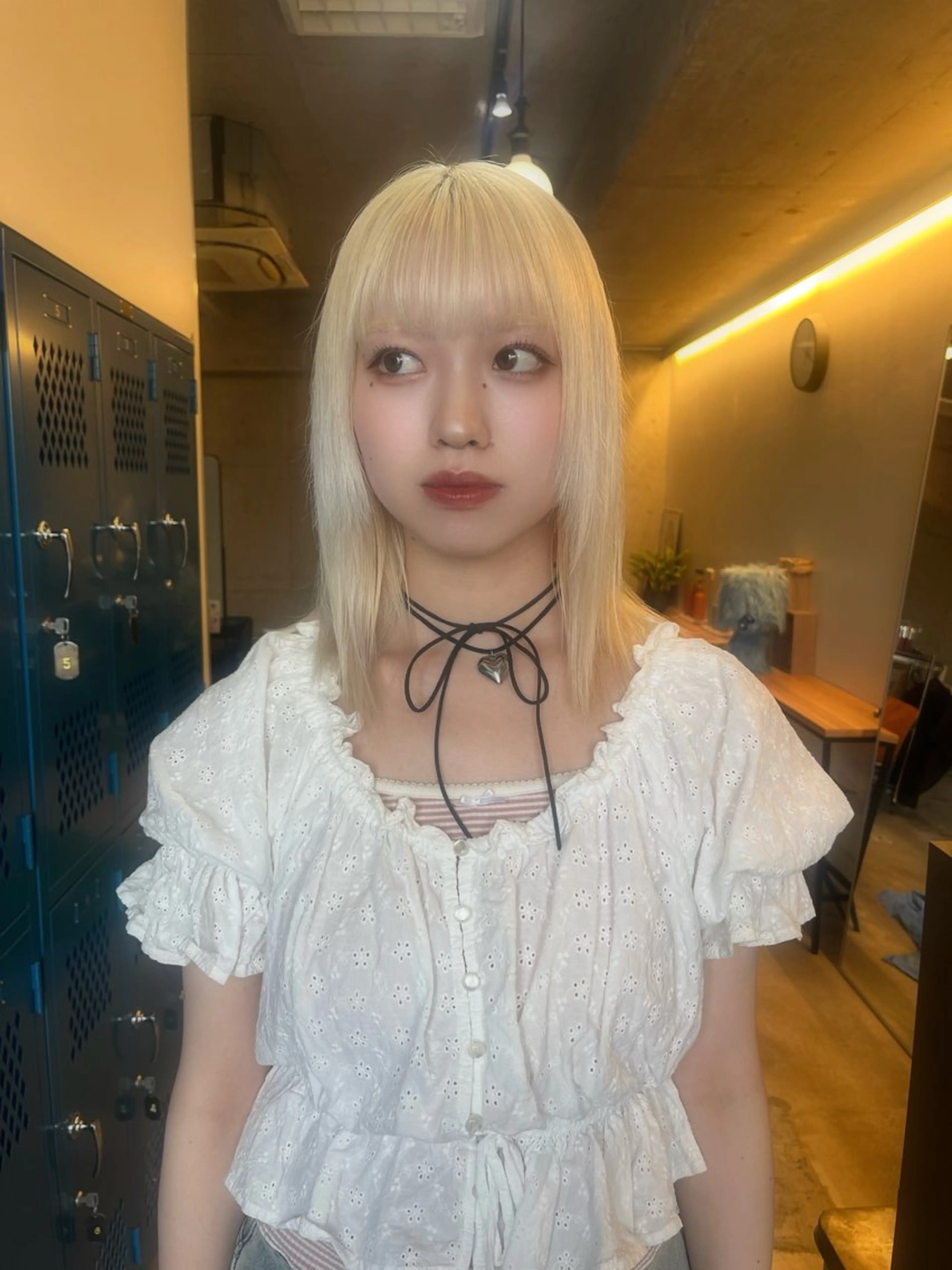 ミディアム カラー 抜きっぱなしブロンド ブロンド 韓国ボブ/ハッシュ カットKIRAのヘアスタイル