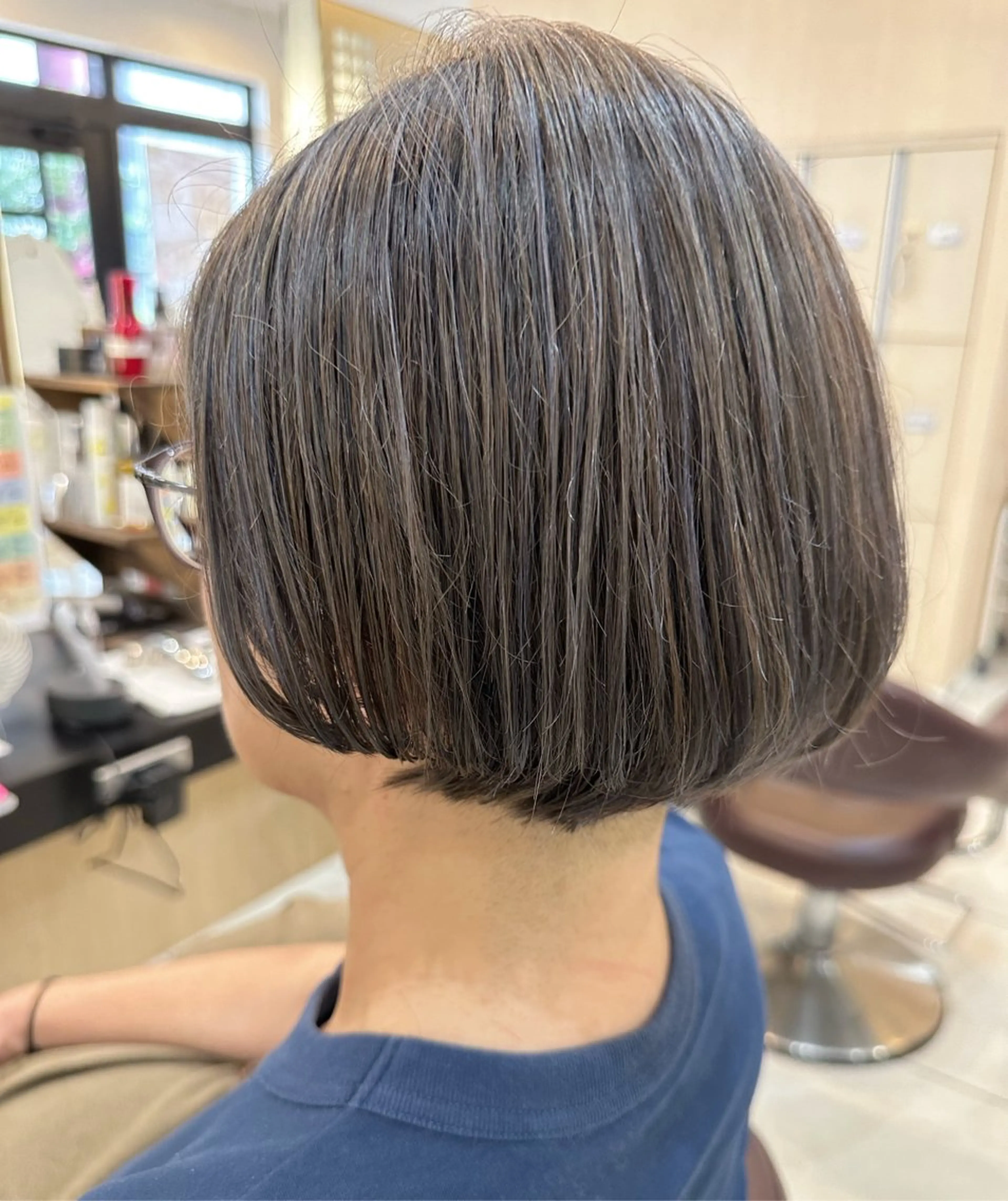 ショート カラー 内田温子大人女性 ハイライト、ボブのヘアスタイル