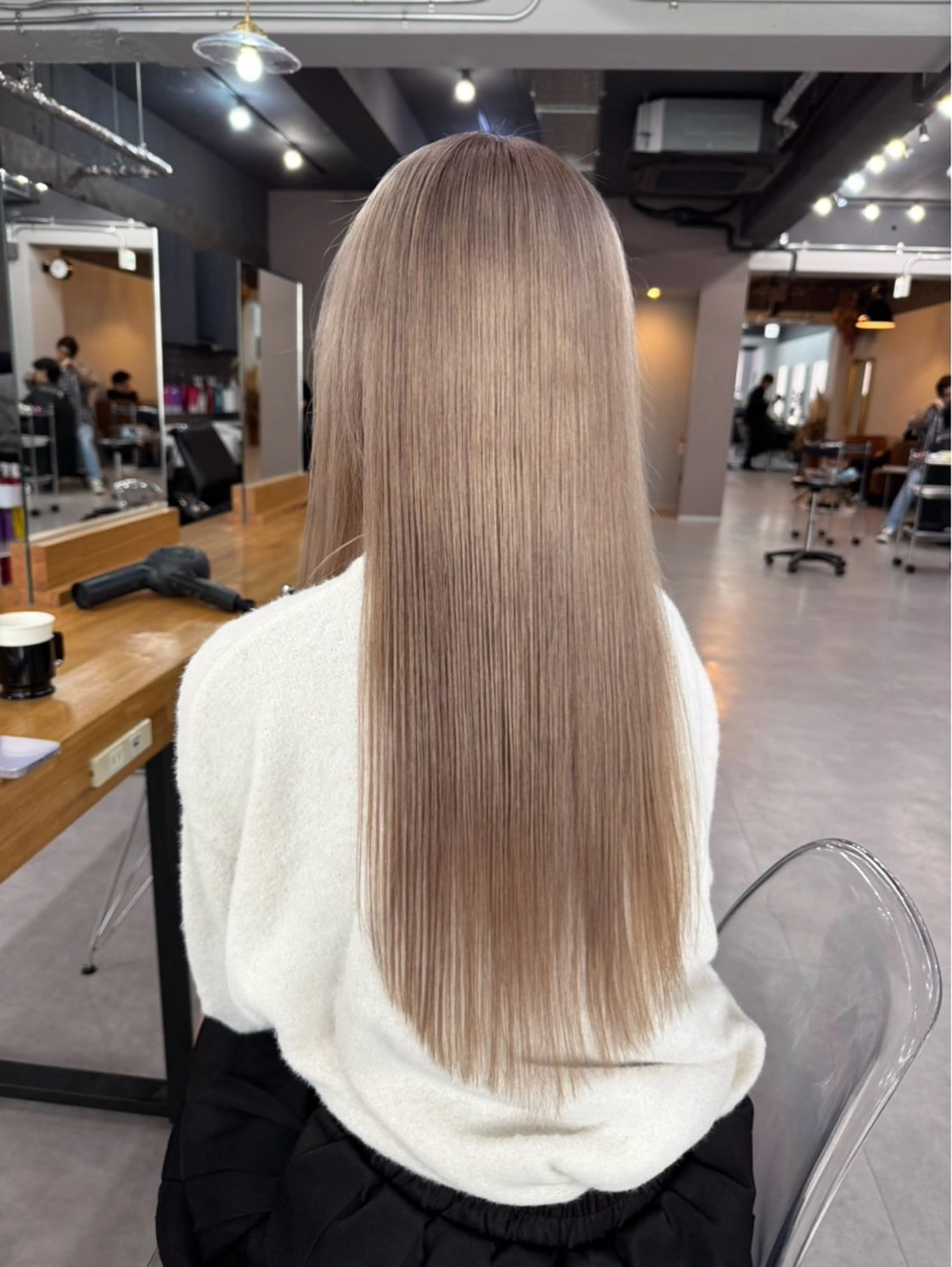 ロング kira/ブリーチ/ ハイトーン/烏丸のヘアスタイル