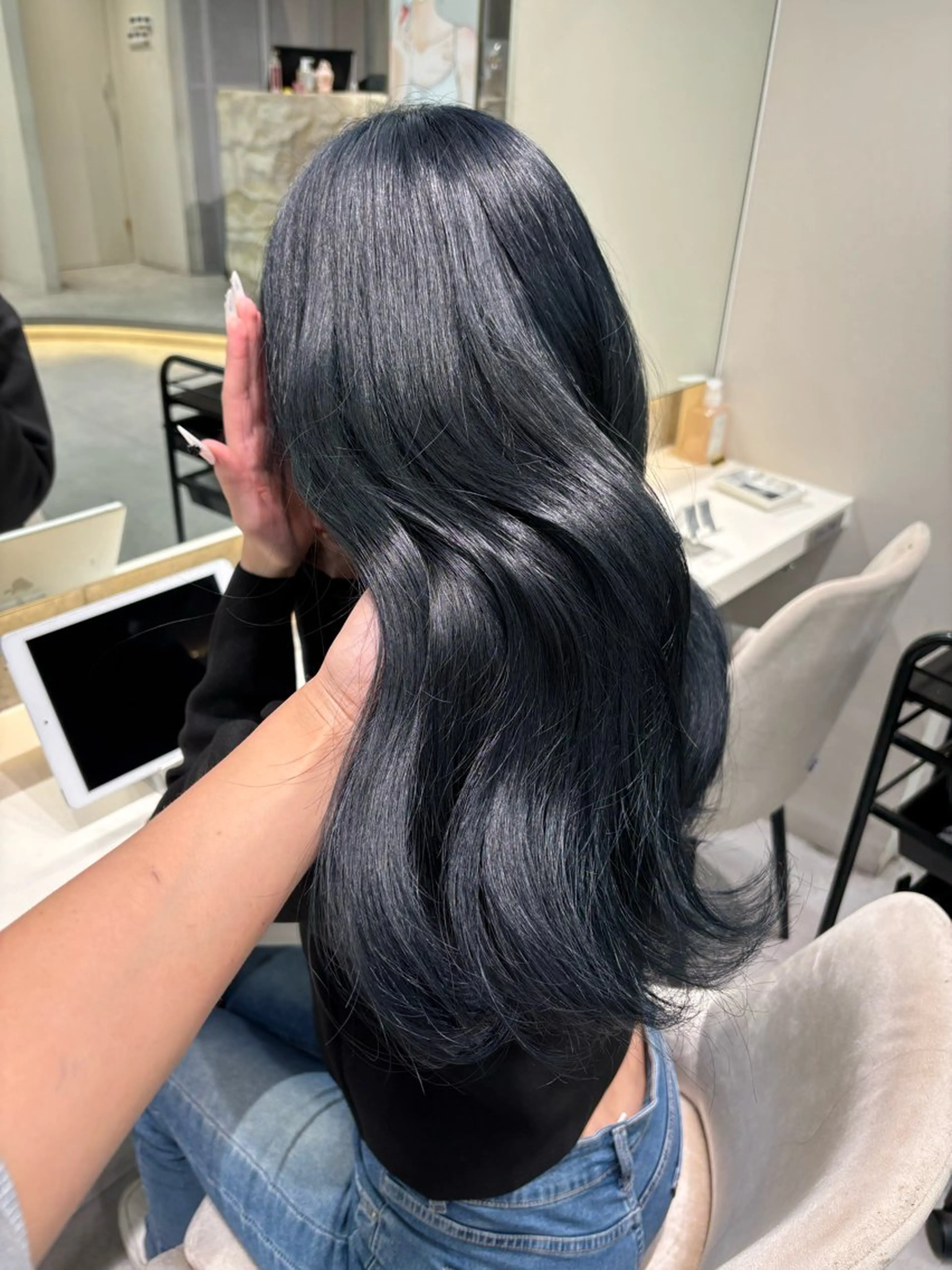 カラー 黒髪 ブリーチ ブルーカラー ブルーブラック あいり／艶髪 、透明感カラー🩶のヘアスタイル