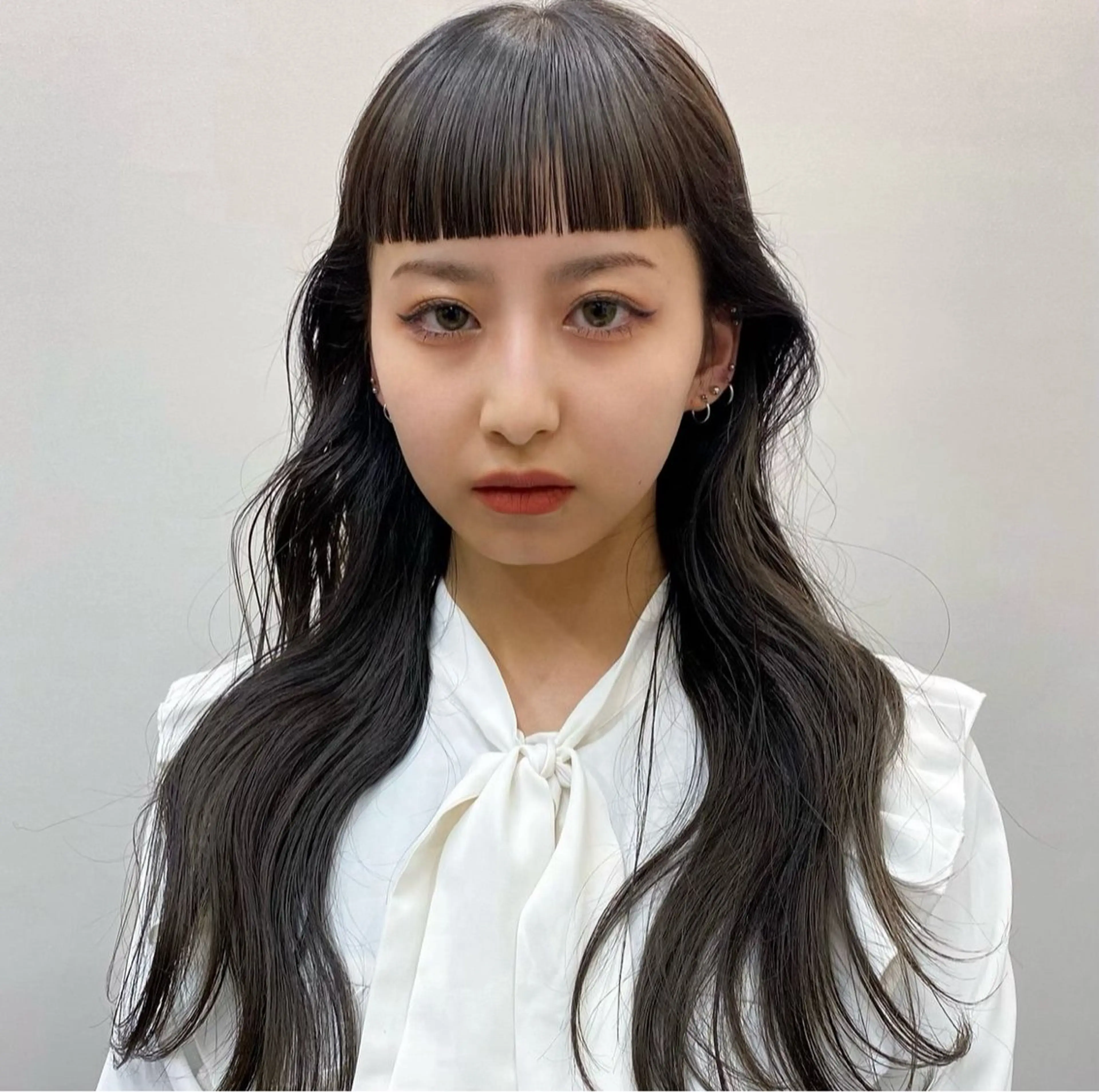 ロング カラー 顔まわりレイヤー 顔周りカット レイヤーカット ワイドバング ダウンパーマ 【sity.ザイク】のヘアスタイル