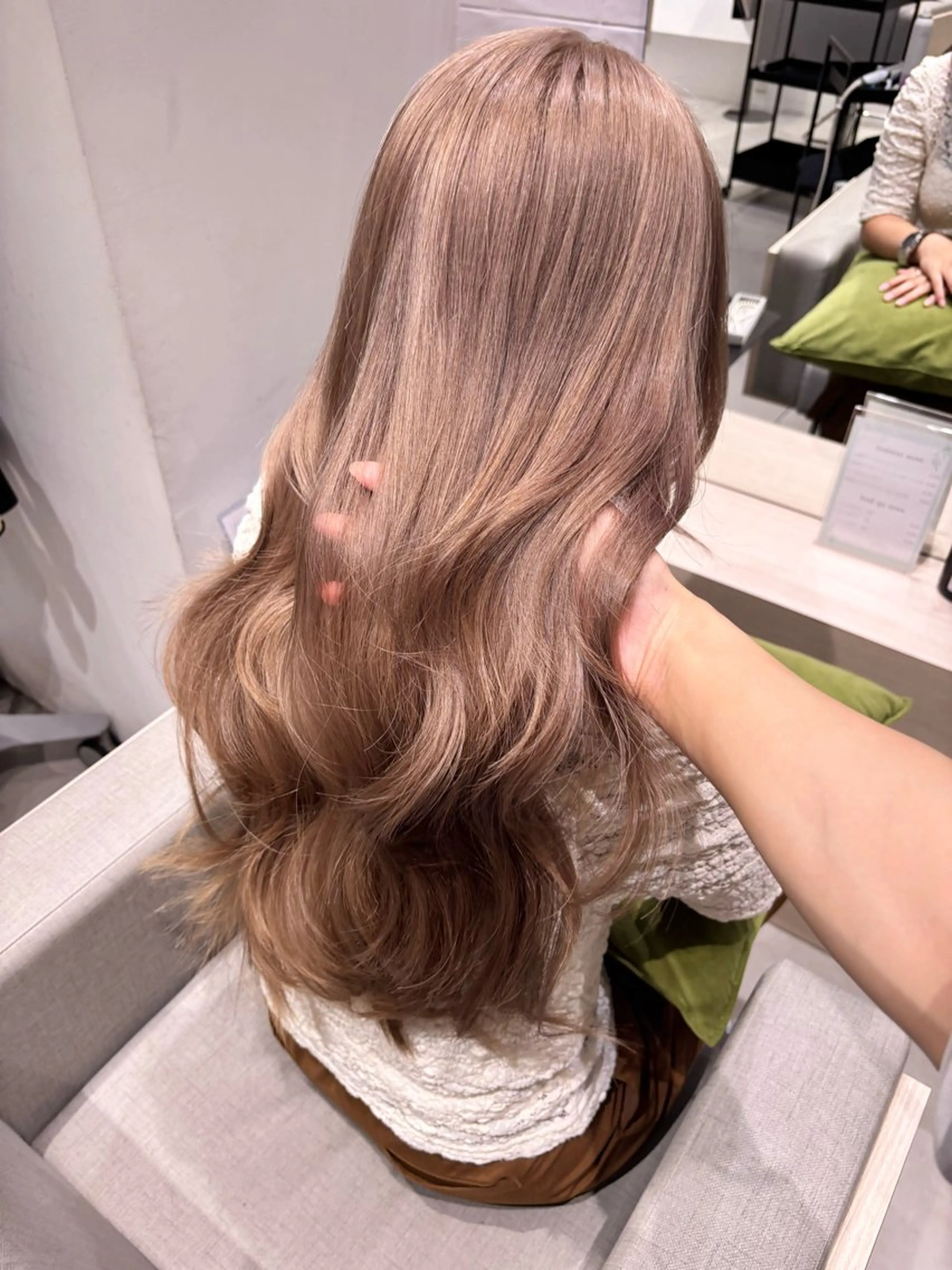 ロング カラー ベージュカラー ブリーチ ダブルカラー グレージュ ミルクティーグレージュ 銀座/韓国レイヤー/ 艶カラー🍓原田侑依のヘアスタイル