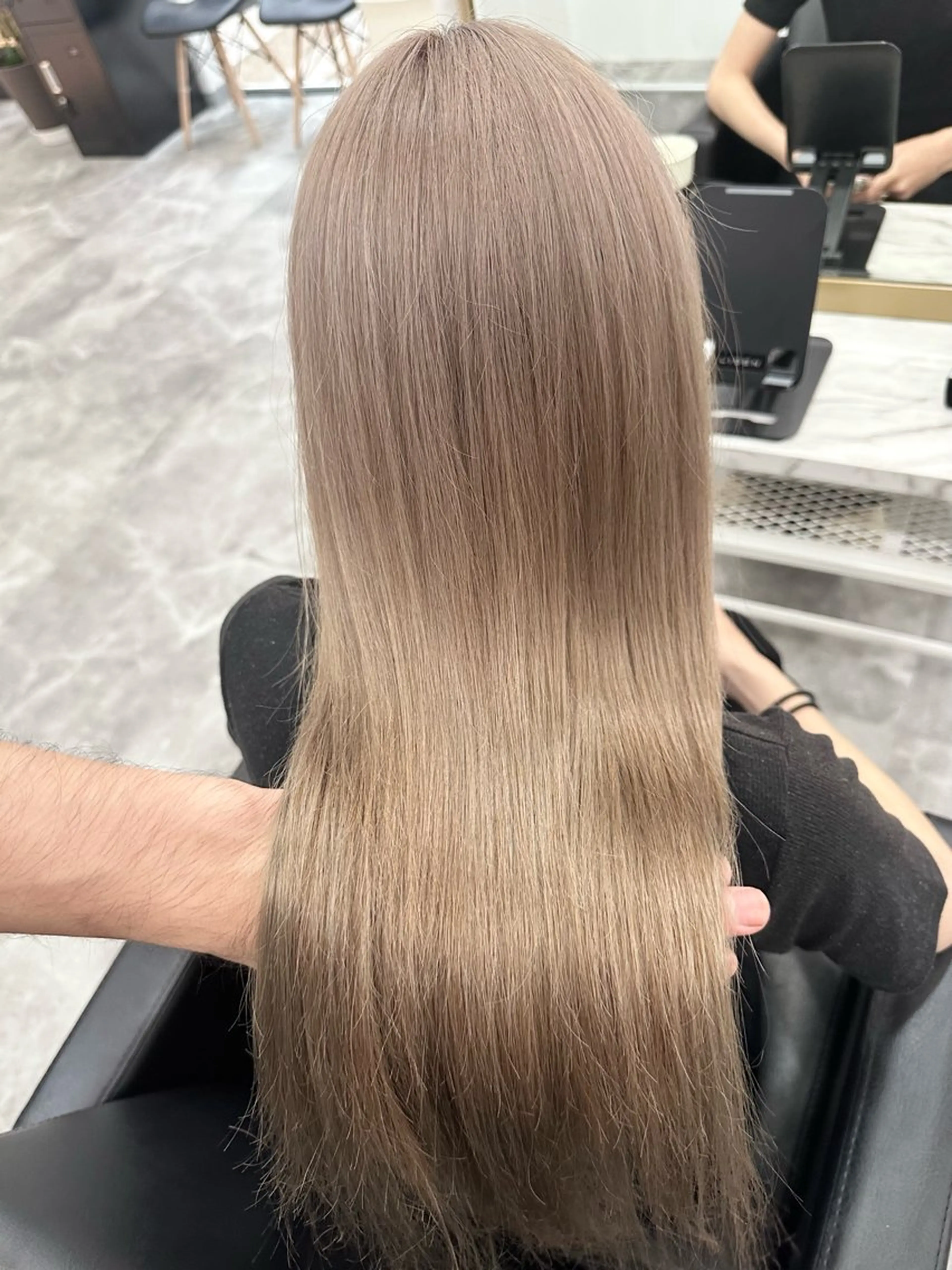 セミロング カラー ブリーチ 髪質改善 ROSEL末吉 海渡のヘアスタイル