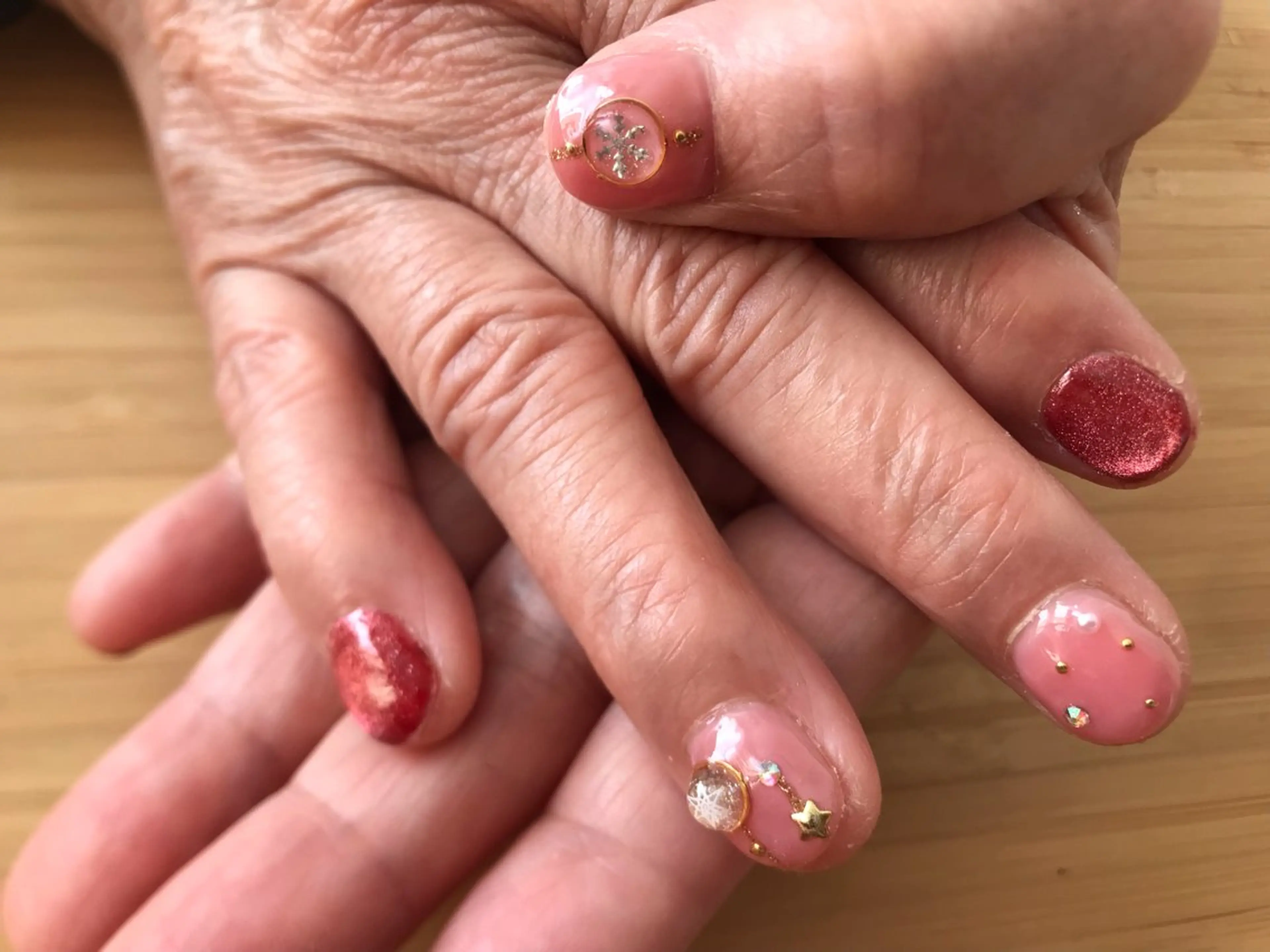 ネイル キラキラネイル マグネットネイル ピンク 冬ネイル クリスマス ハンドネイル Nailist Missaのネイルデザイン