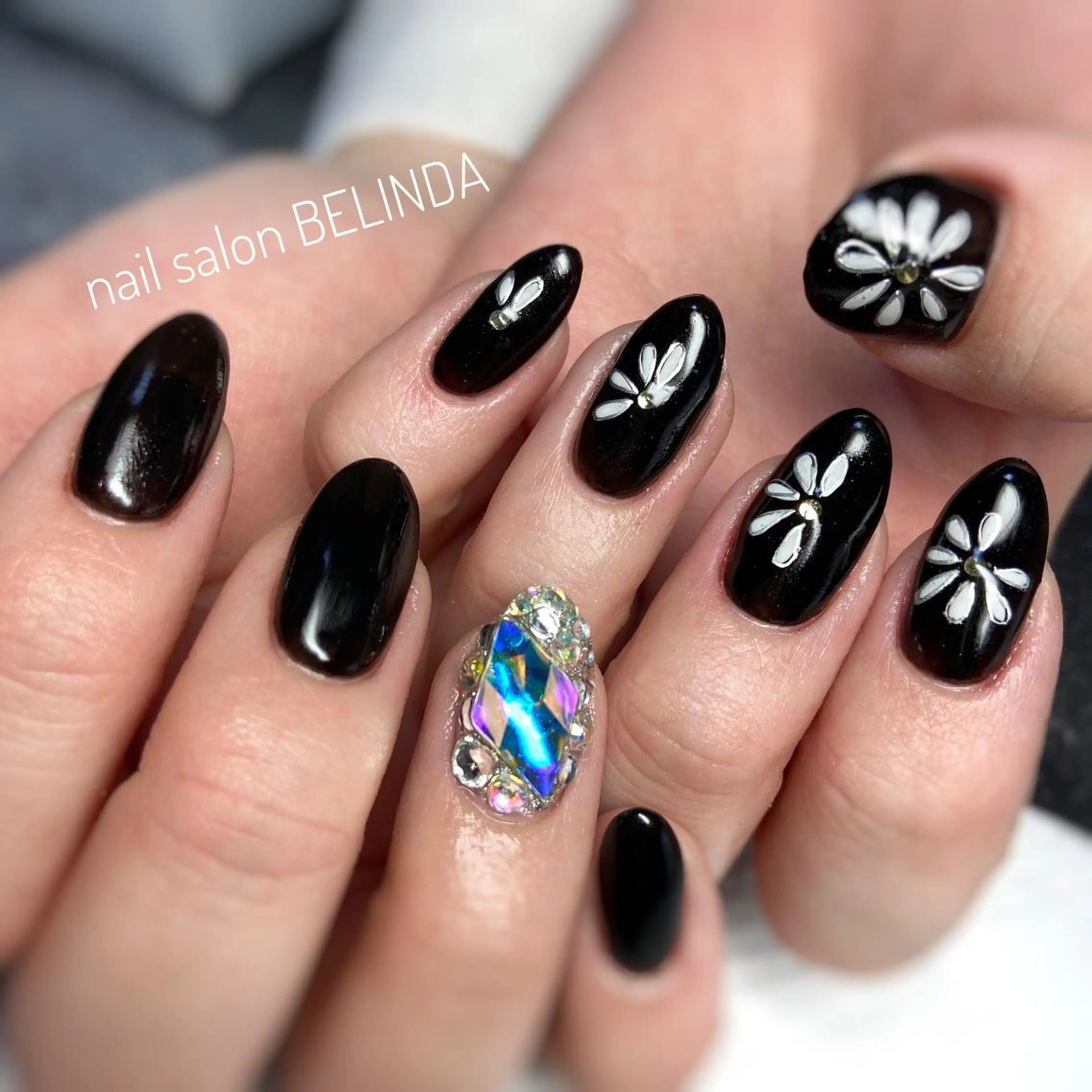 ミディアム ネイル ハンドネイル 毛利 ゆりあのエステ・リラクイメージ