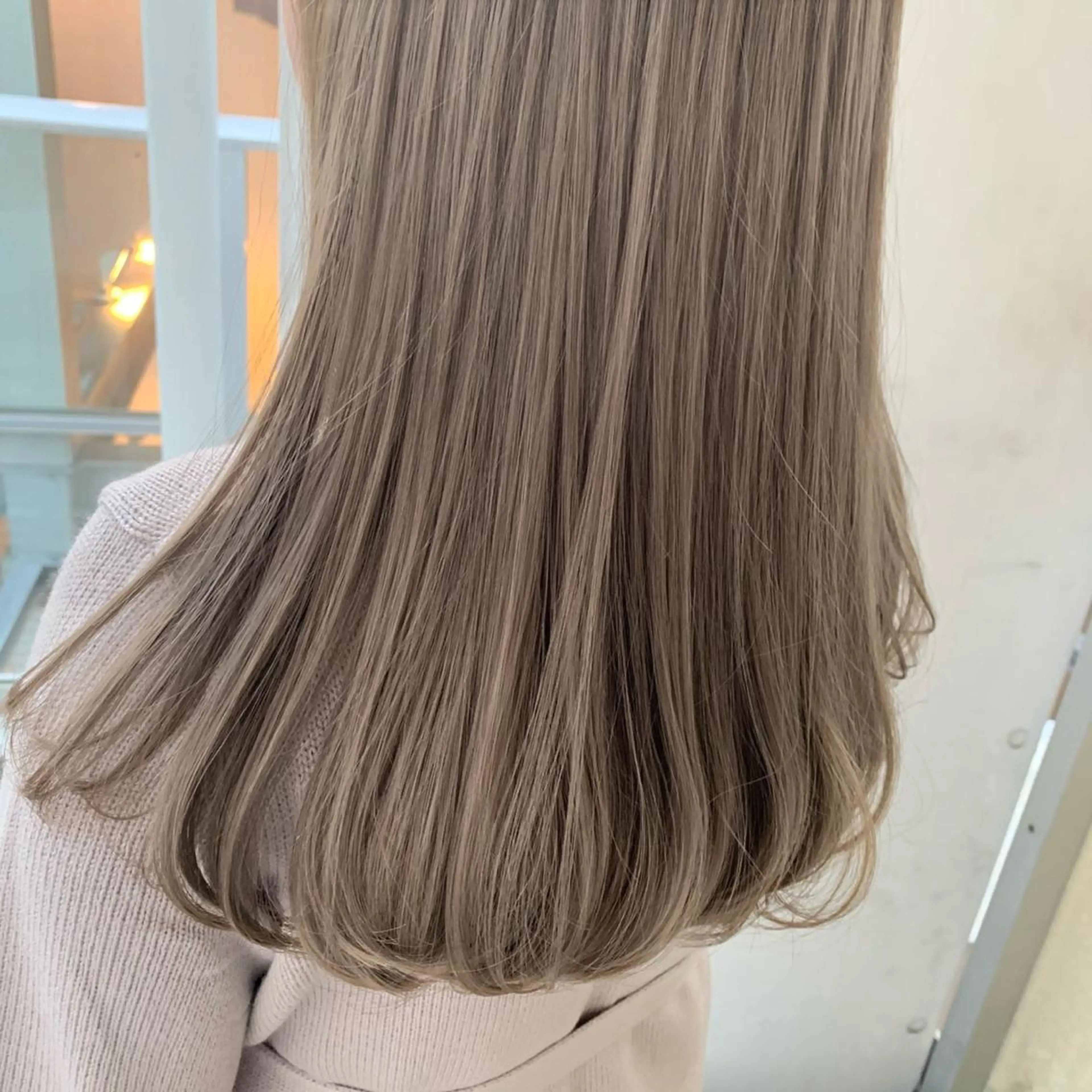 セミロング カラー ショートボブ アッシュ ベージュカラー ブリーチ ケアブリーチ コバヤシ リョウのヘアスタイル