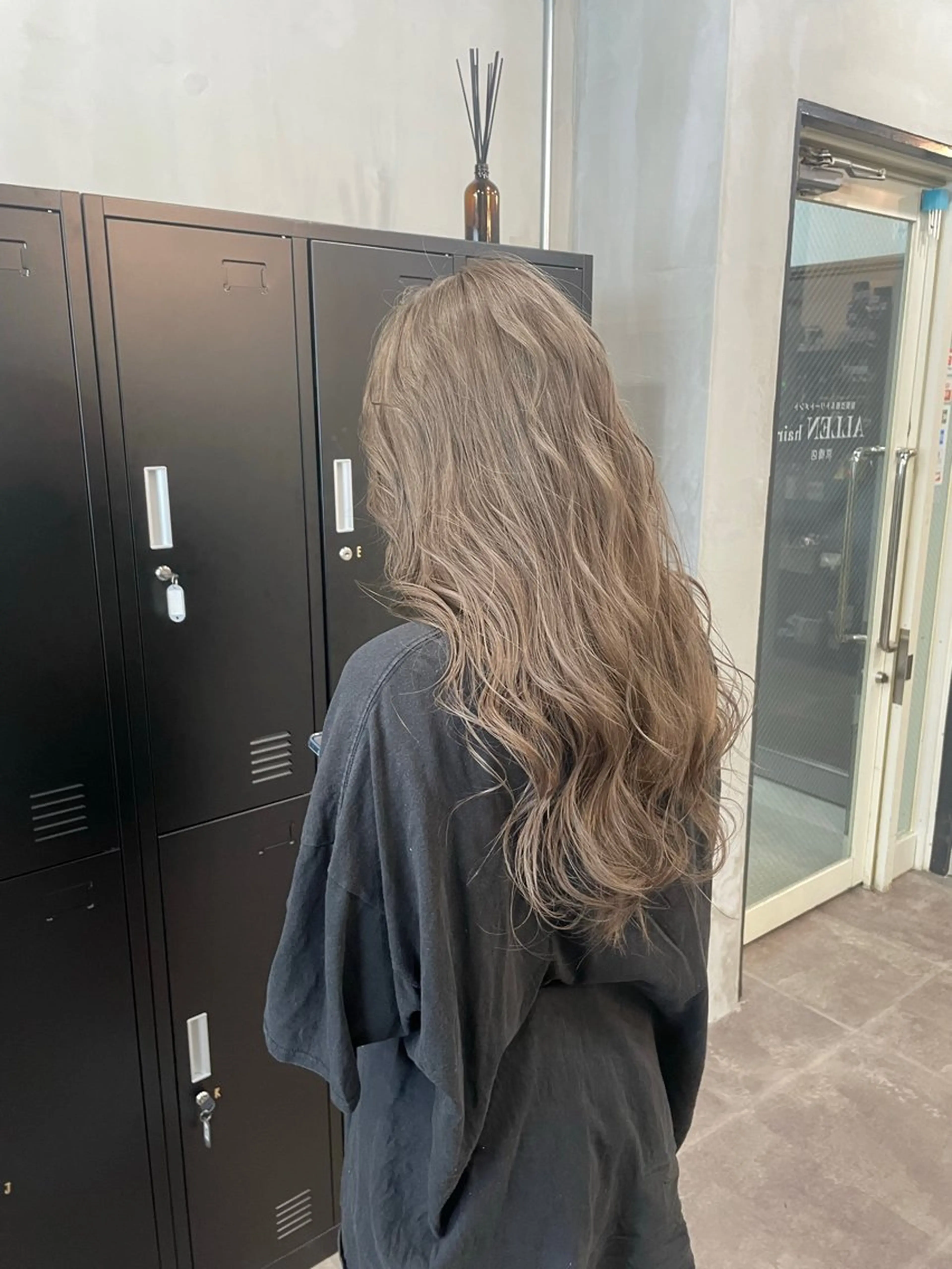 ロング カラー ベージュカラー ブリーチ ケアブリーチ カット ヘアカラー トリートメント ALLENhair 八尾店のヘアスタイル