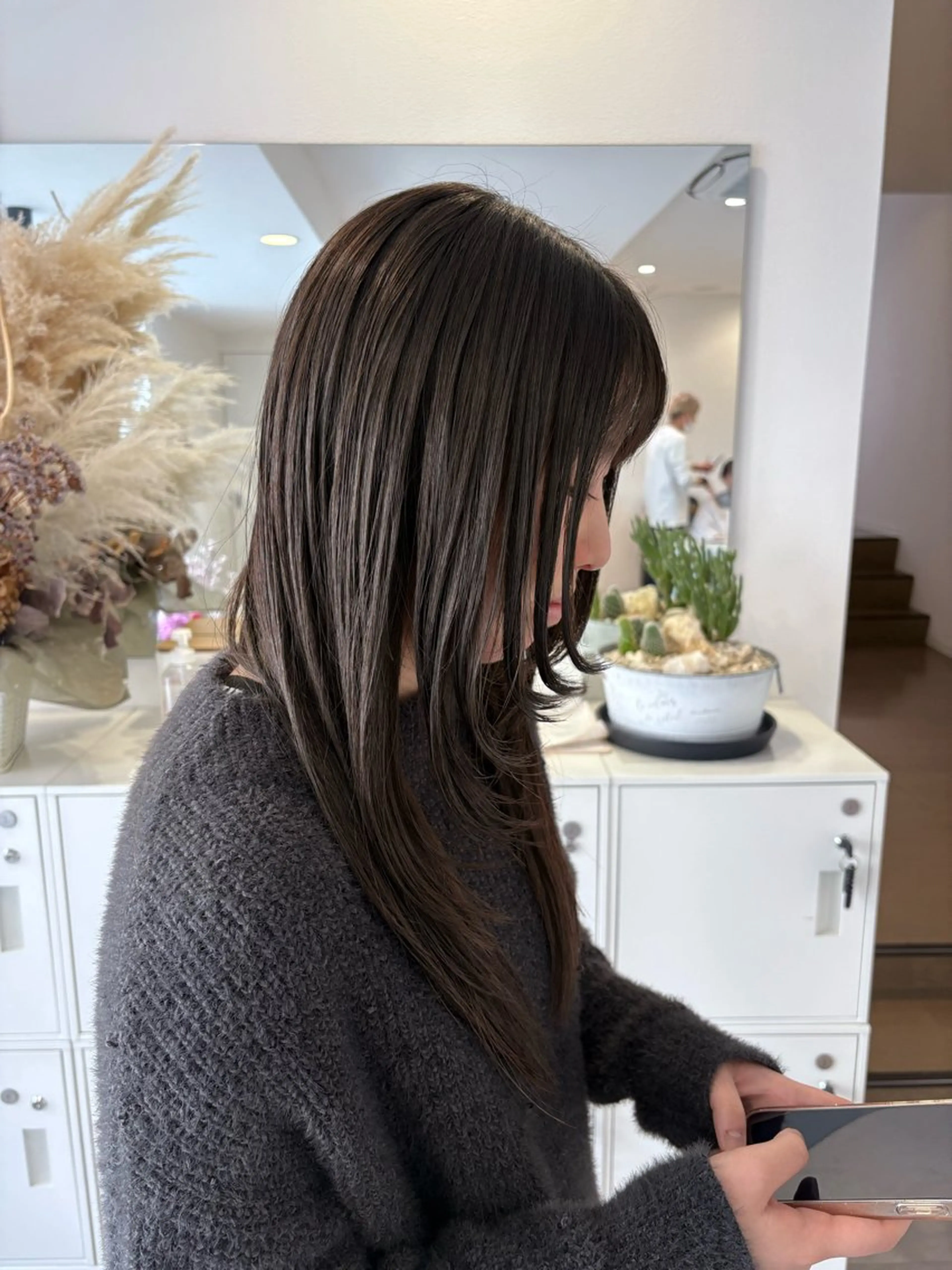 ミディアム 顔まわりレイヤー 顔周りカット レイヤーカット 小泉 萌詠のヘアスタイル