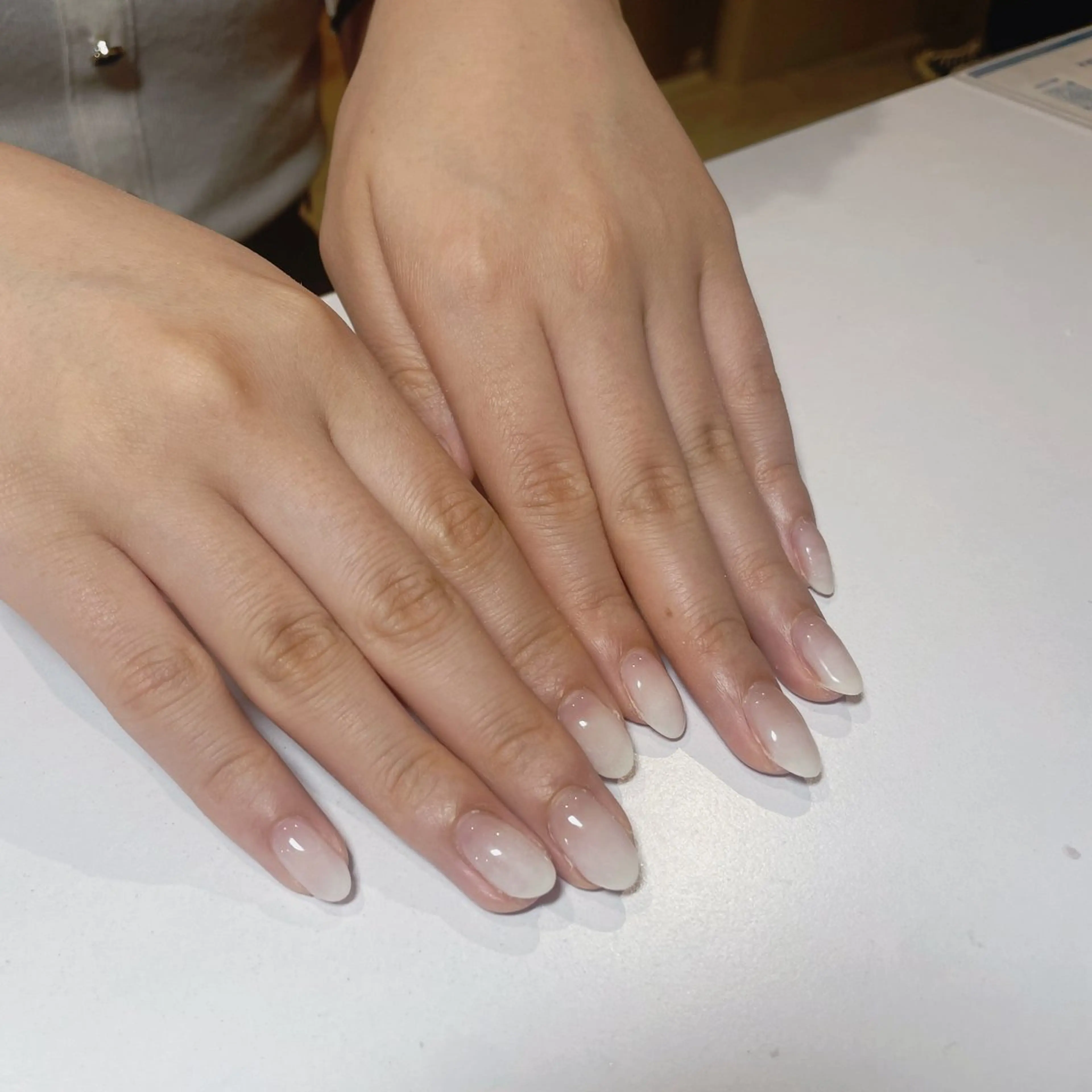 ネイル グラデーション ホワイト 小林みお @ibelu京橋店のネイルデザイン