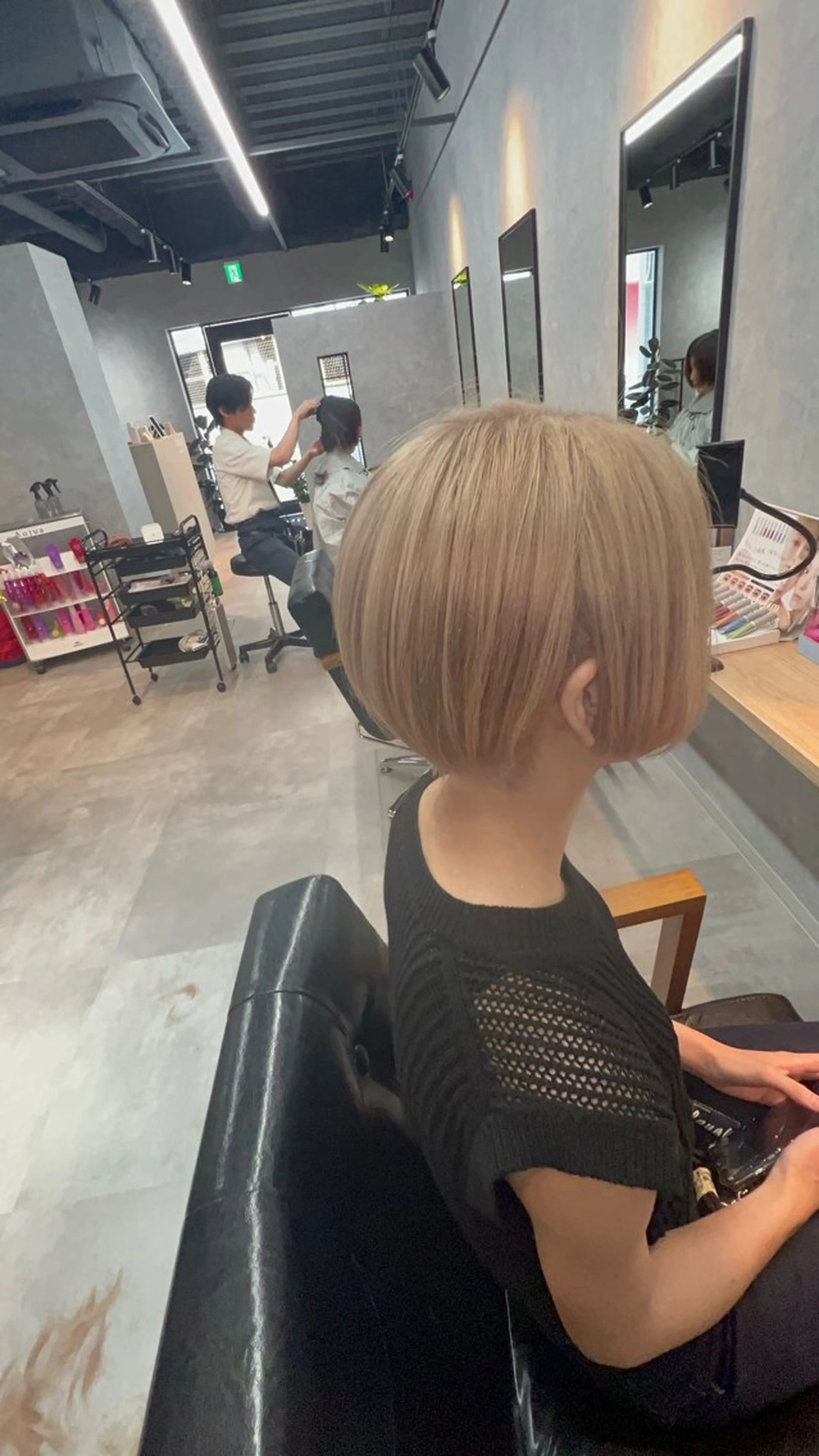 ミディアム カット ヘアカラー motoトップカラー リスト/ブリーチカラのヘアスタイル