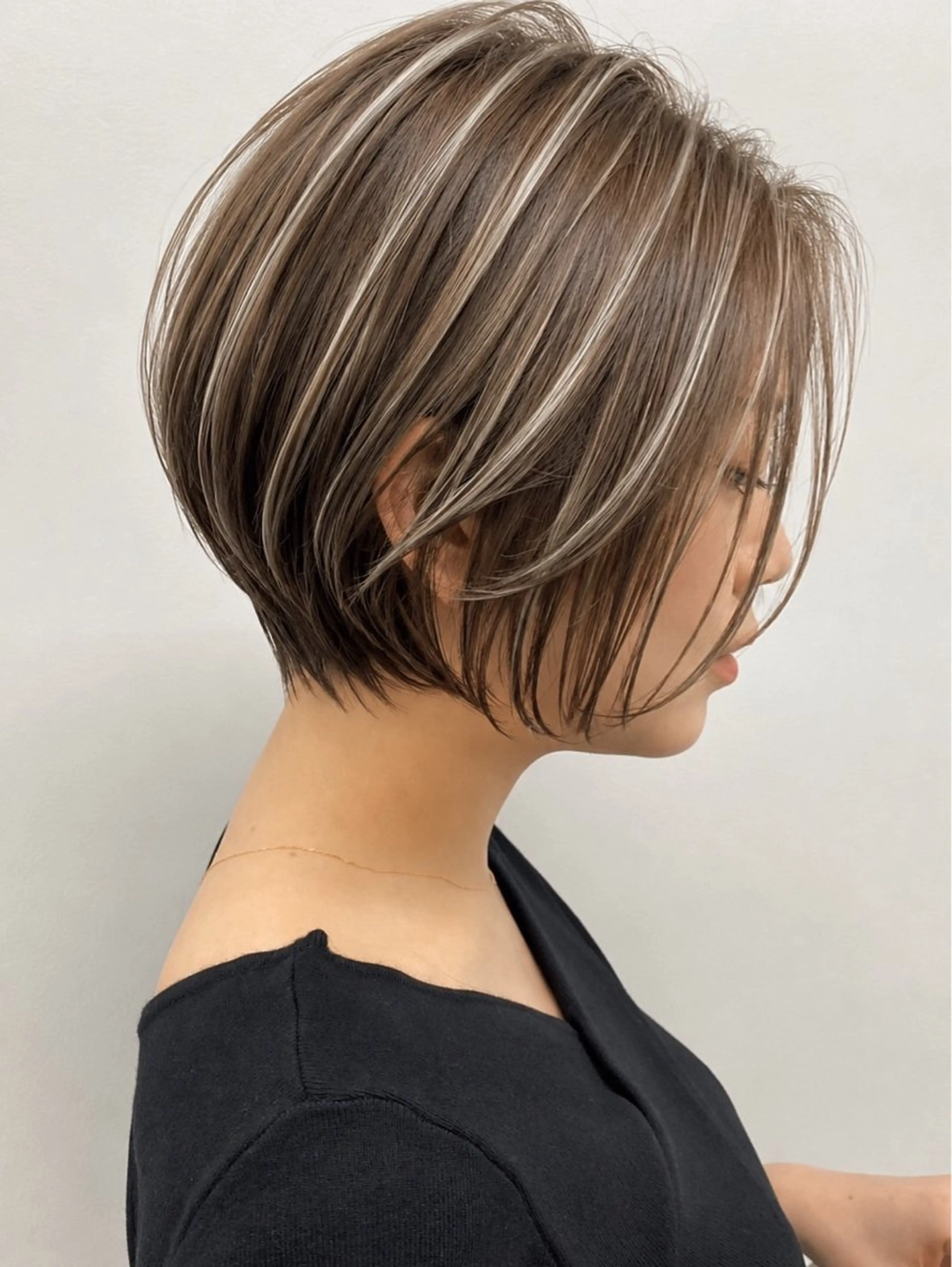 ショート カラー 黒髪 ブリーチ ハイライトカラー ハイライト カット ヘアカラー 白髪ぼかし/メイク 40代以上の女性限定のヘアスタイル