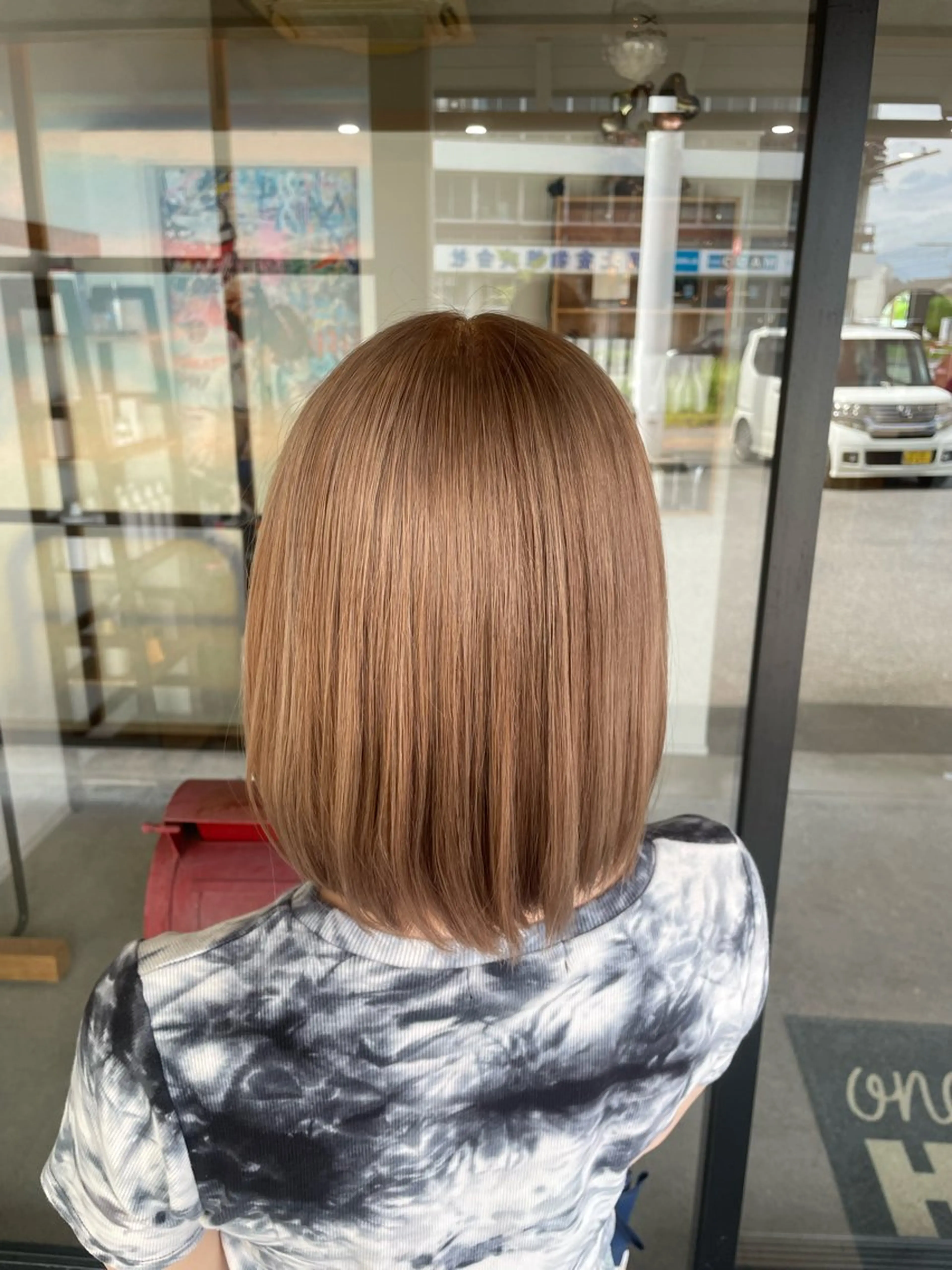 ショート カラー ベージュカラー ミルクティーベージュ ヘアカラー 林 菜穂実のヘアスタイル