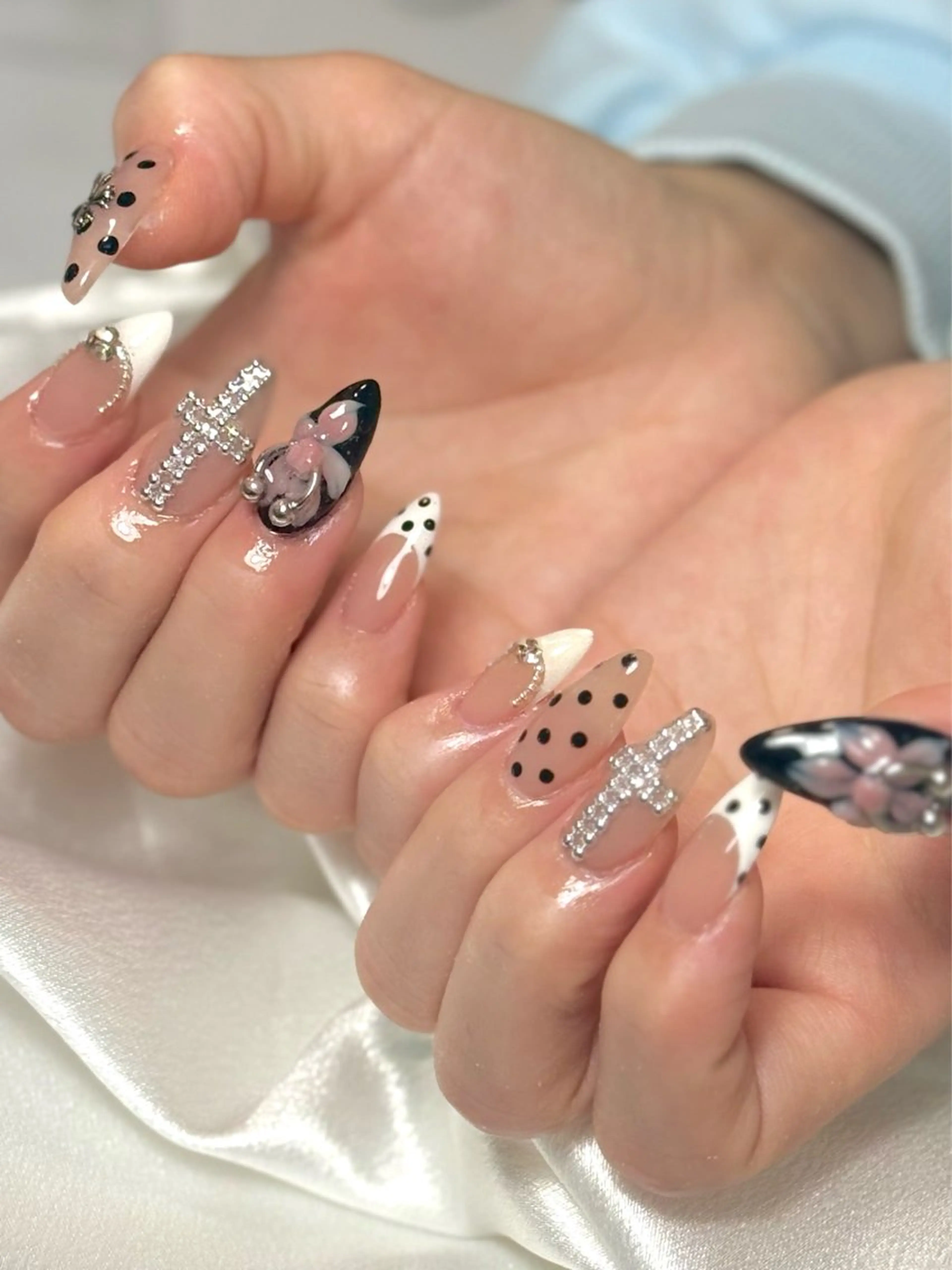 ネイル ハンドネイル ルシイ🎀新宿長さ 出しパーツ専門店のネイルデザイン