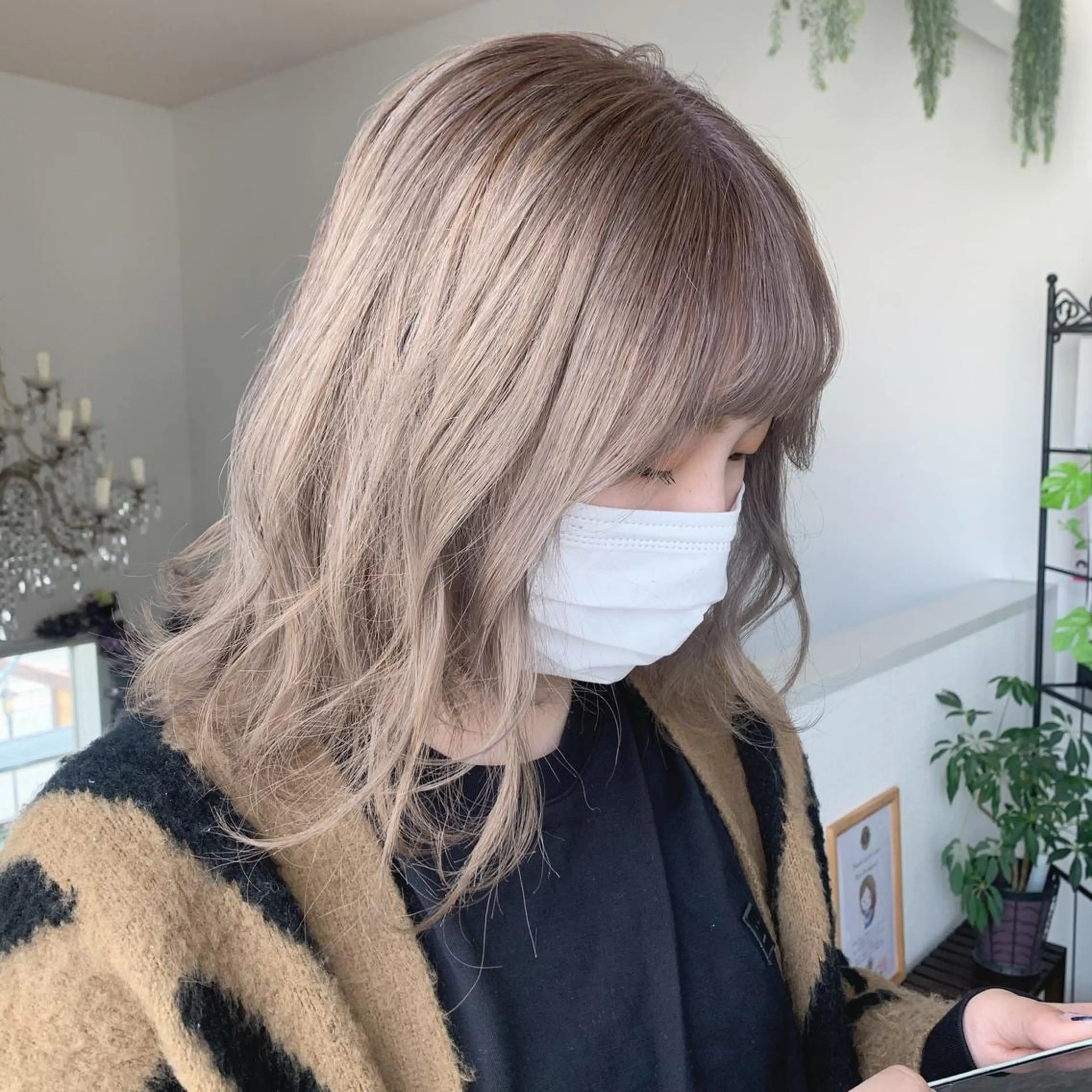 セミロング カラー ハイトーンカラー ヘアカラー 袴田 伊代のヘアスタイル