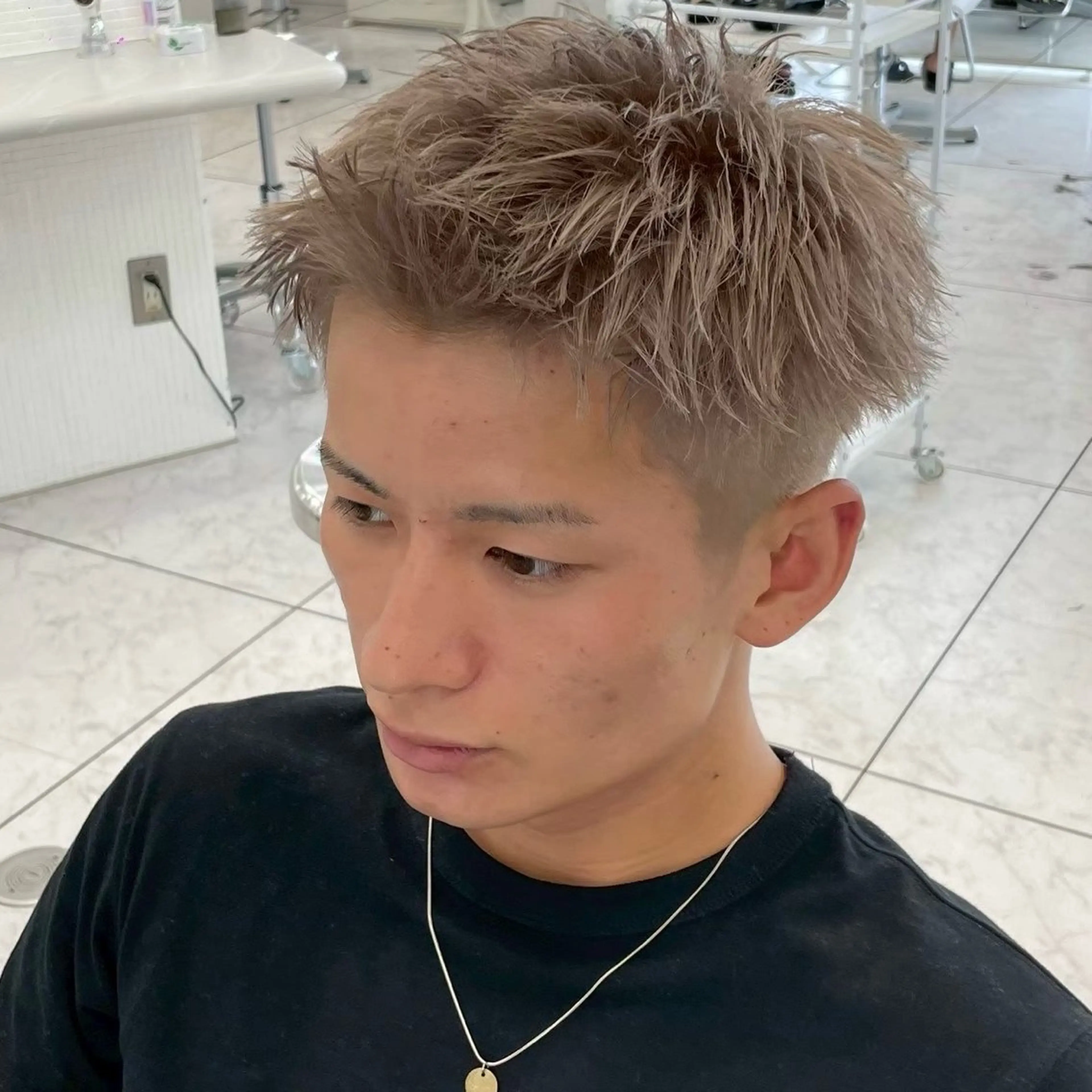 ショート カラー パーマ メンズ メンズブリーチ メンズハイトーン ベージュカラー ブリーチ ハイトーンカラー カット ヘアカラー 水谷 璃温のヘアスタイル